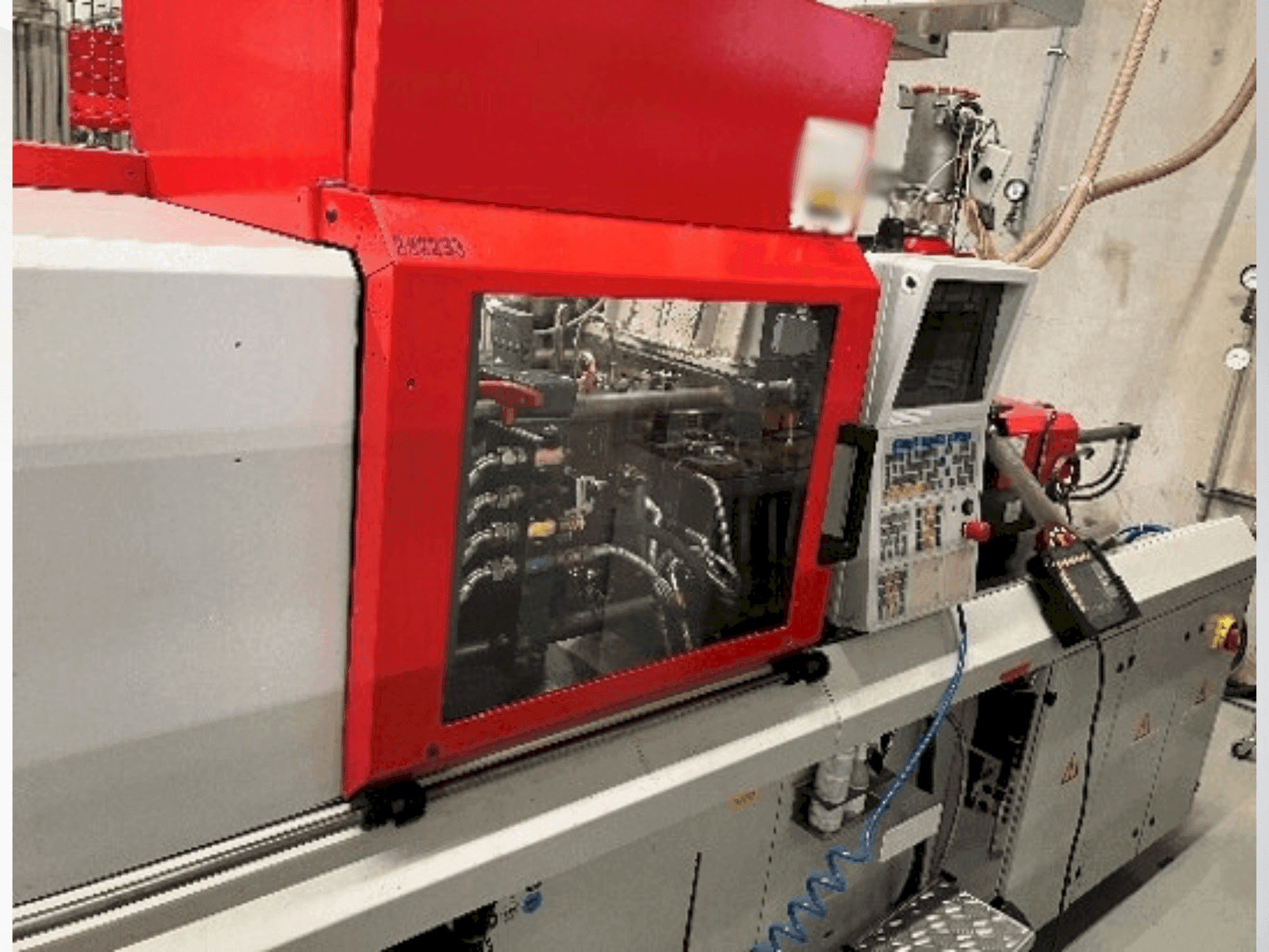 Čelní pohled na Arburg Allrounder 320 U 500-150 stroj