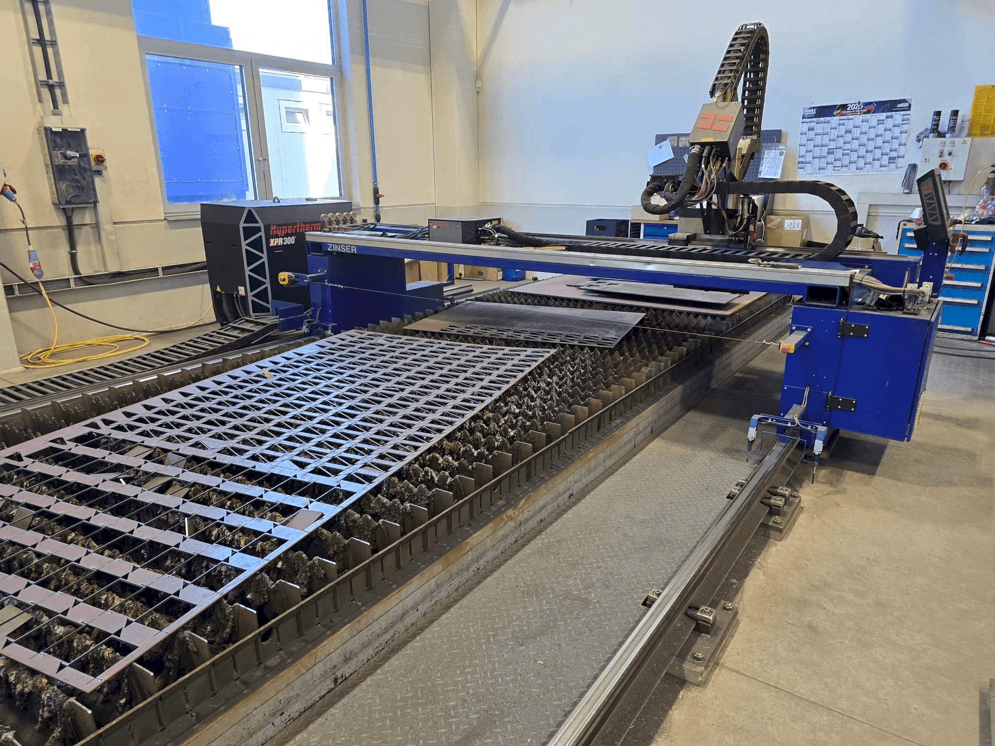 Čelní pohled na ZINSER 2425-I/3600 stroj