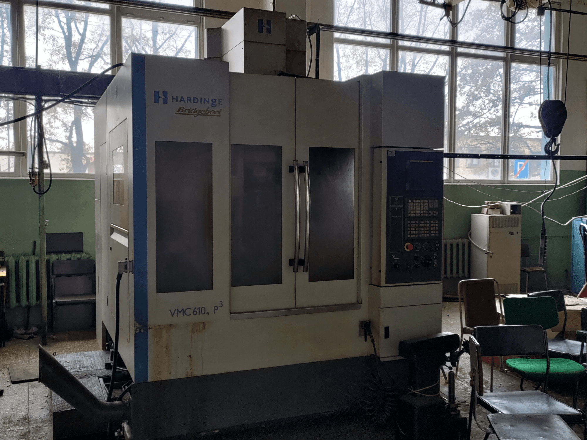 Vertikální obráběcí centrum Bridgeport VMC-610 XP3 z čelního pohledu, na kterém je vidět ovládací panel a velké skleněné dveře.