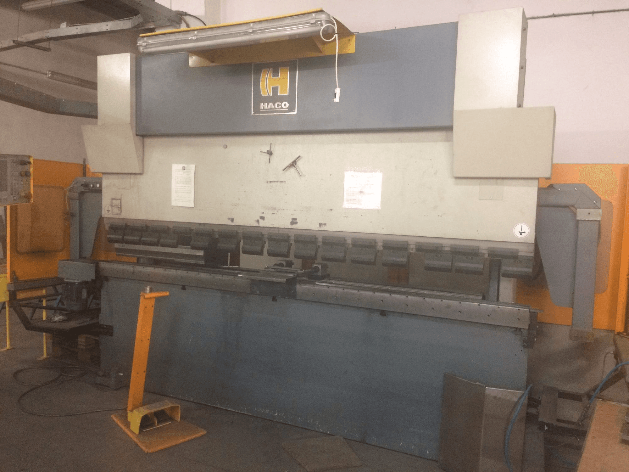 Čelní pohled na HACO EMR 30150 stroj