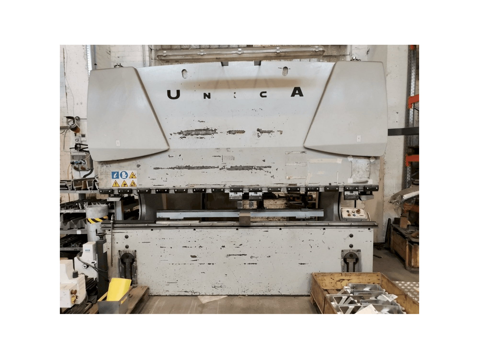 Čelní pohled na Warcom UNICA30-100 stroj