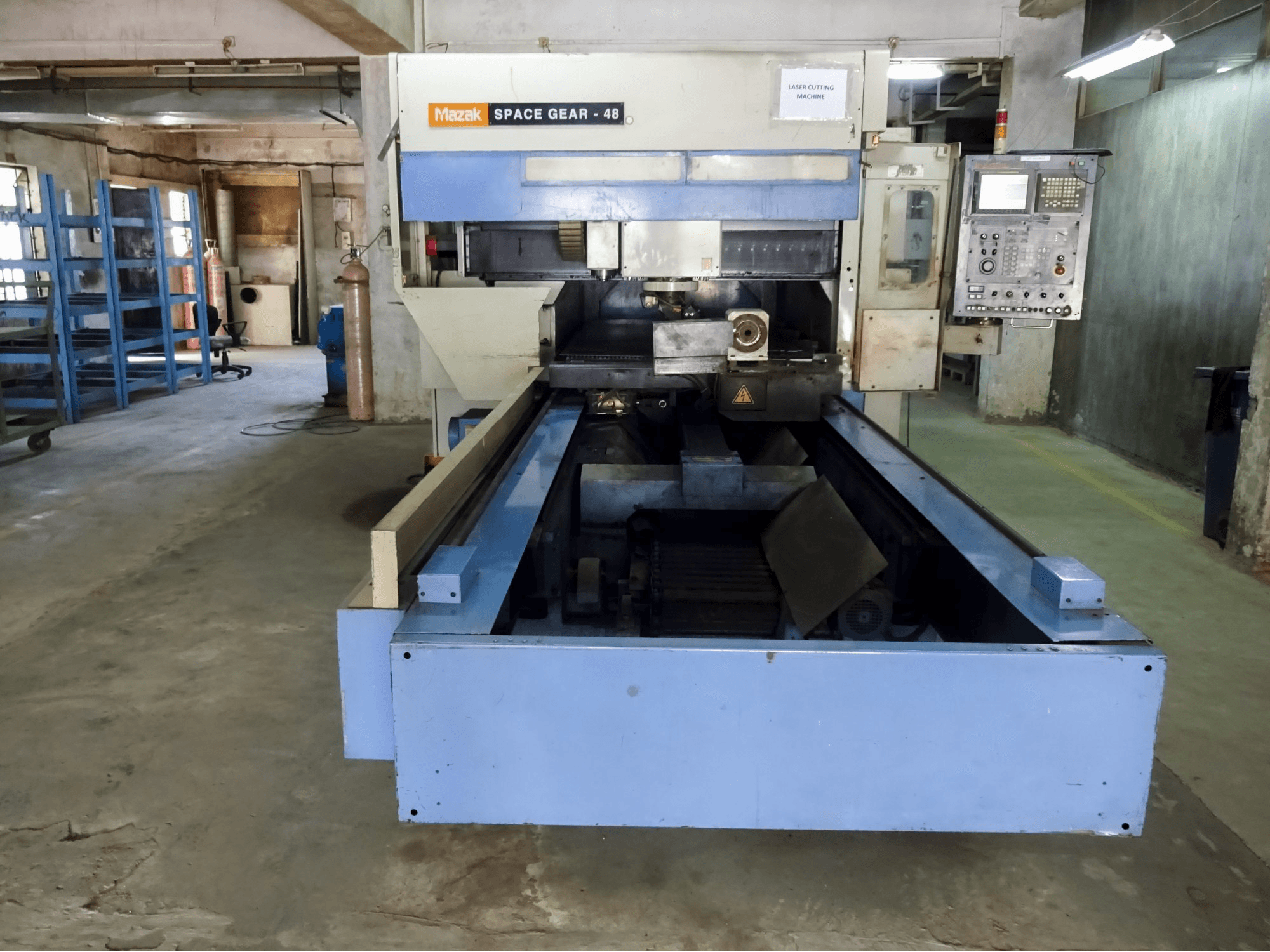Pravý pohled 1 na Mazak SPACE GEAR-48 stroj