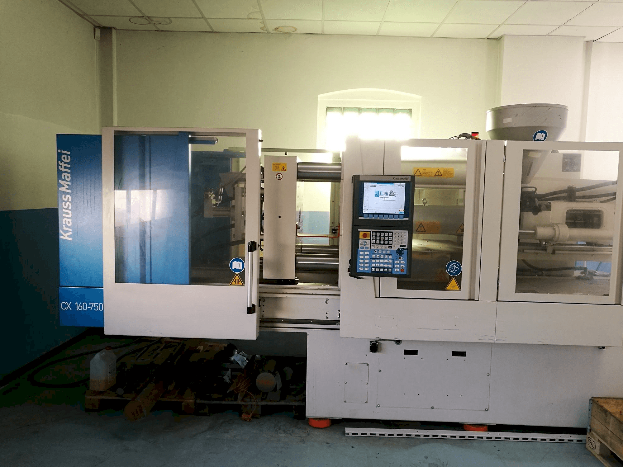 Čelní pohled na Krauss Maffei KM 160-750 CX stroj