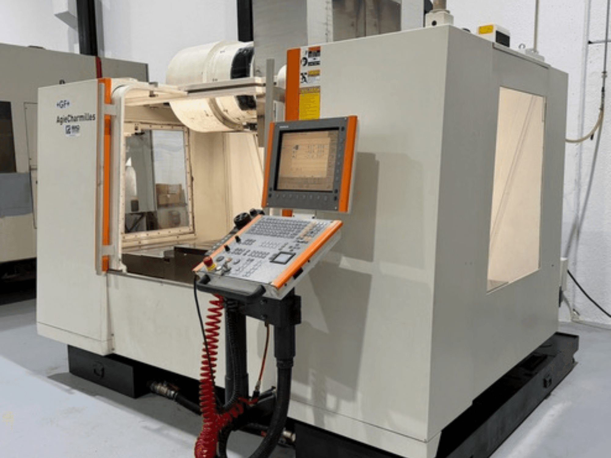 Frézka GF AgieCharmilles MIKRON v bočním pohledu, s ovládacím panelem s tlačítky a displejem.