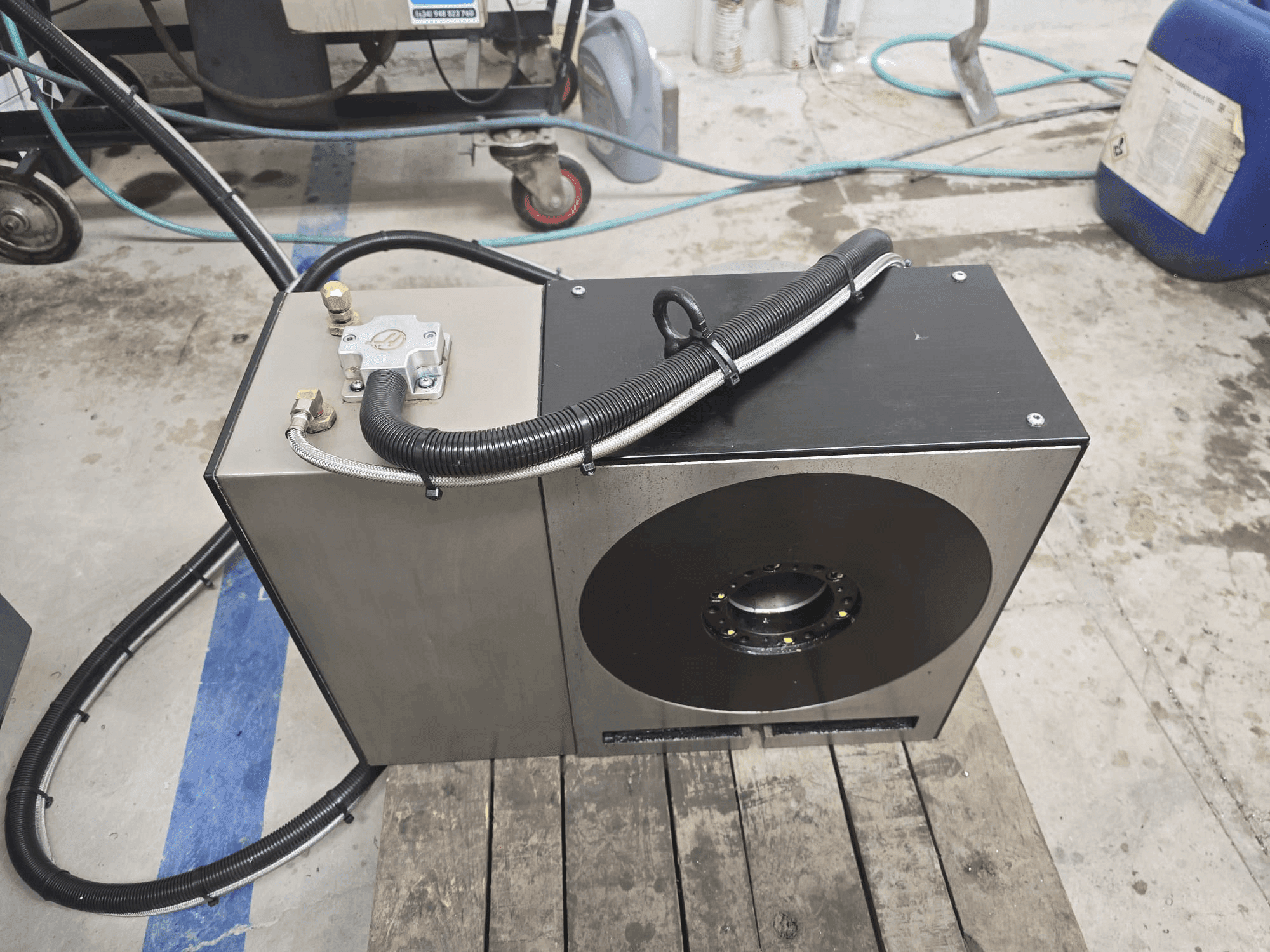 Čelní pohled na HAAS HRT310 stroj