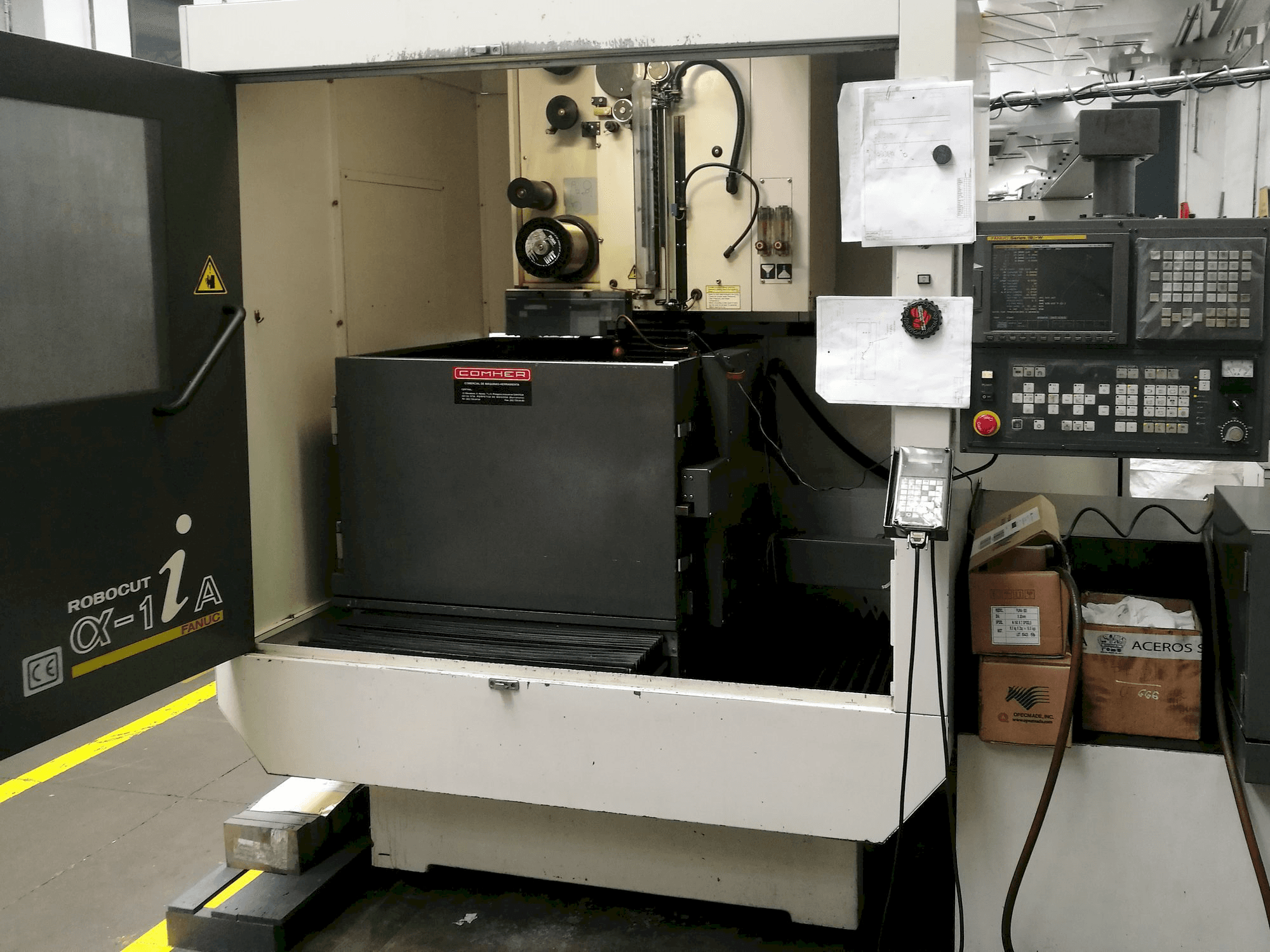 Čelní pohled na FANUC Robocut ALPHA -1iA stroj