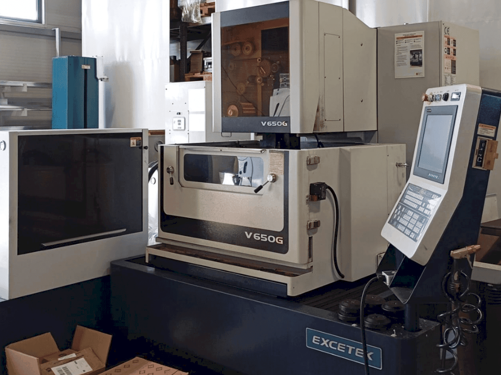 Čelní pohled na EXCETEK V 650 G stroj