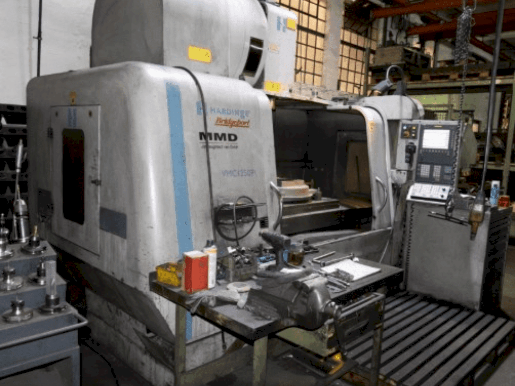 Čelní pohled na Hardinge Bridgeport MMD VMC1250 P3 stroj
