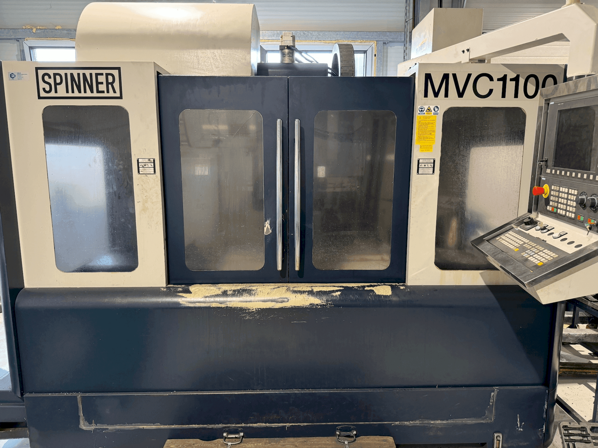 Čelní pohled na SPINNER SPINNER VMC 1100 stroj