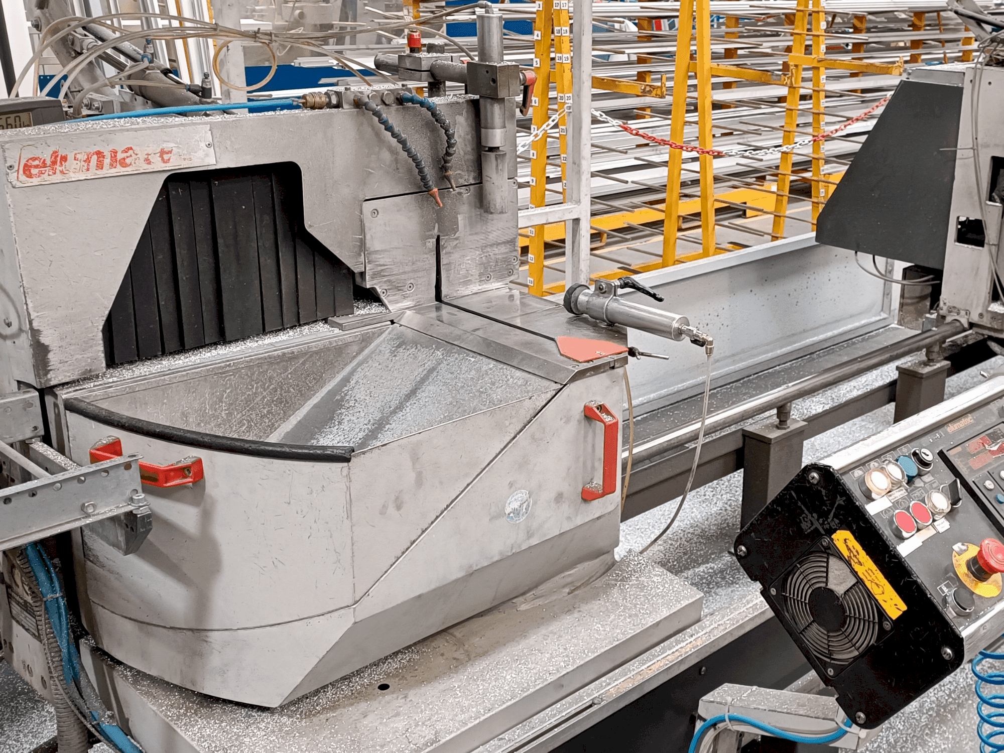 Čelní pohled na Elumatec DG 104/02 E255 stroj