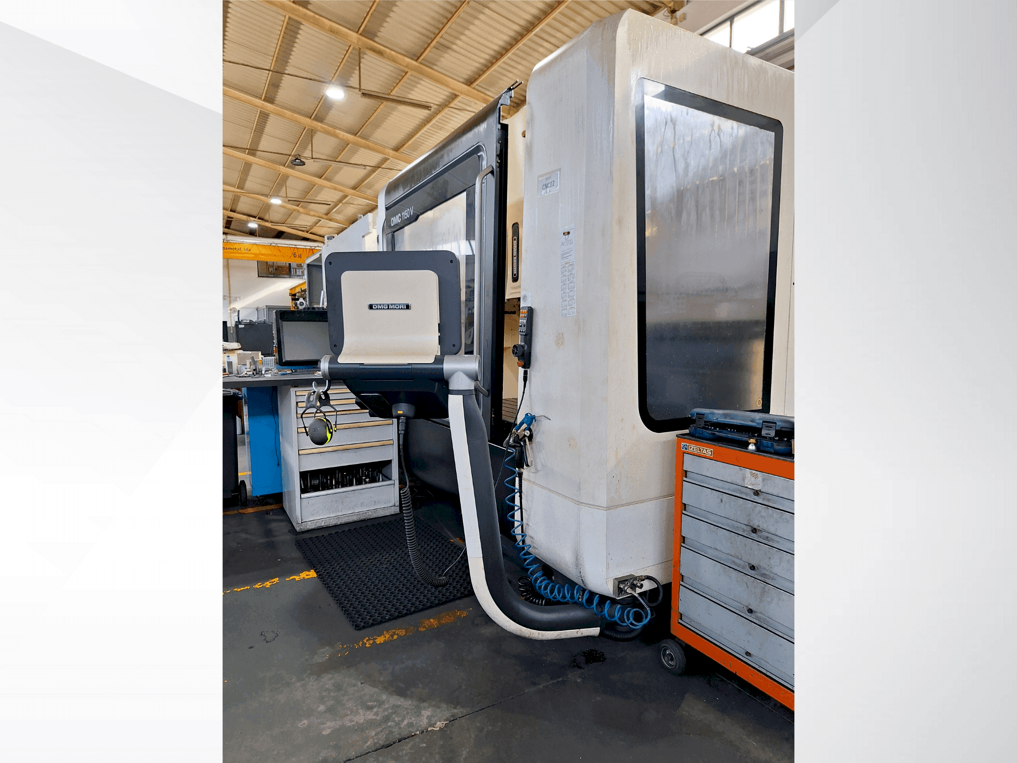 Čelní pohled na DMG MORI DMC 1150 V stroj