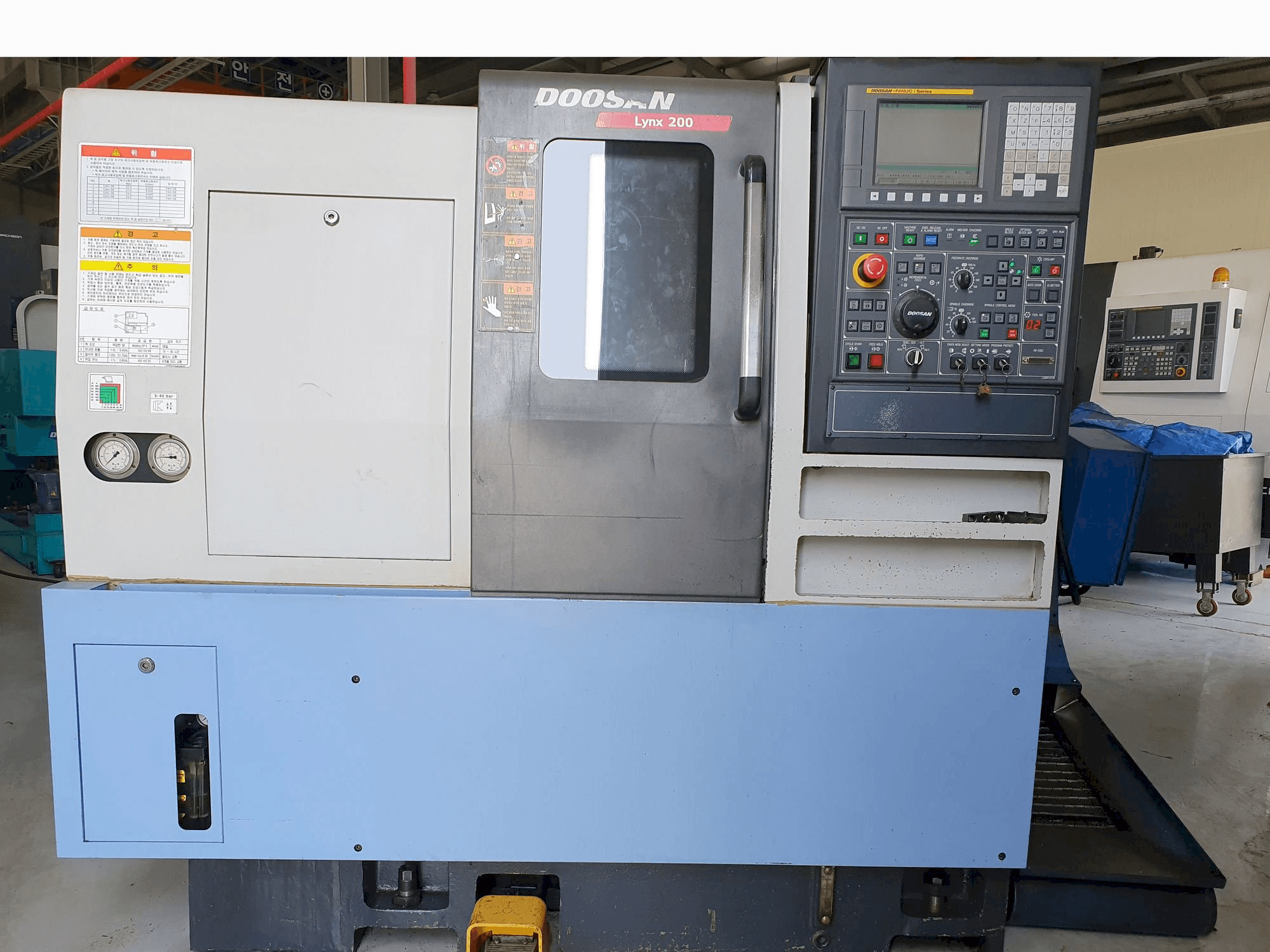 Čelní pohled na Doosan LYNX 200 A stroj