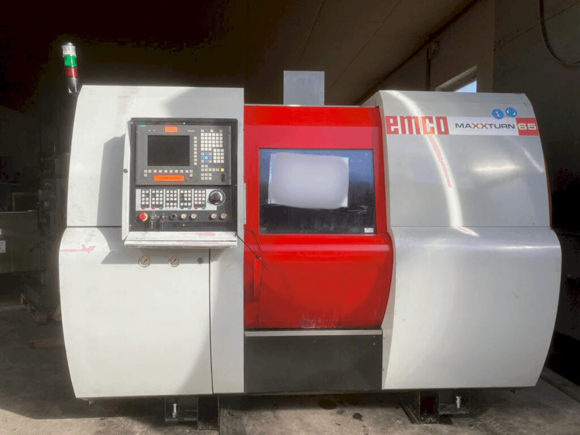 Čelní pohled na EMCO Maxxturn 65 stroj