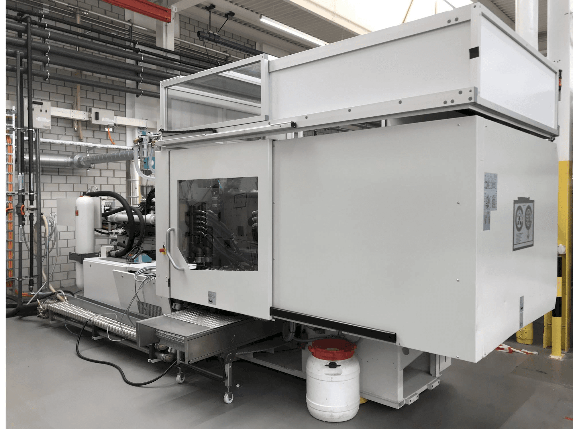 Čelní pohled na Sumitomo Demag EL-EXIS SP 200/560-675 stroj