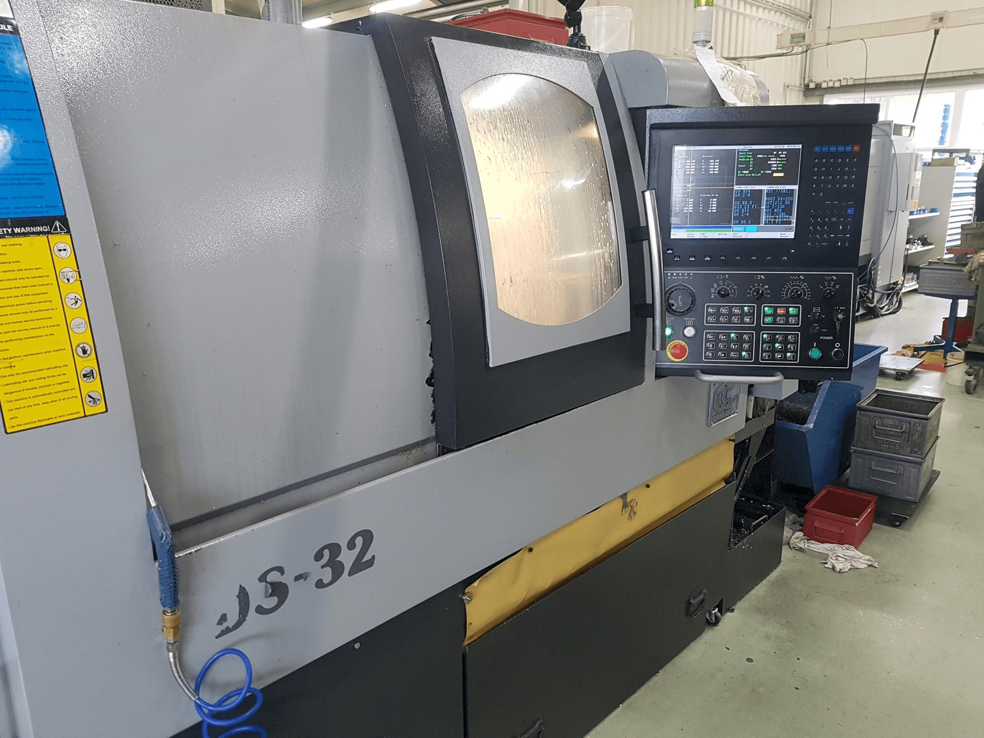 Čelní pohled na Chiah-Chyun CDS-32 stroj