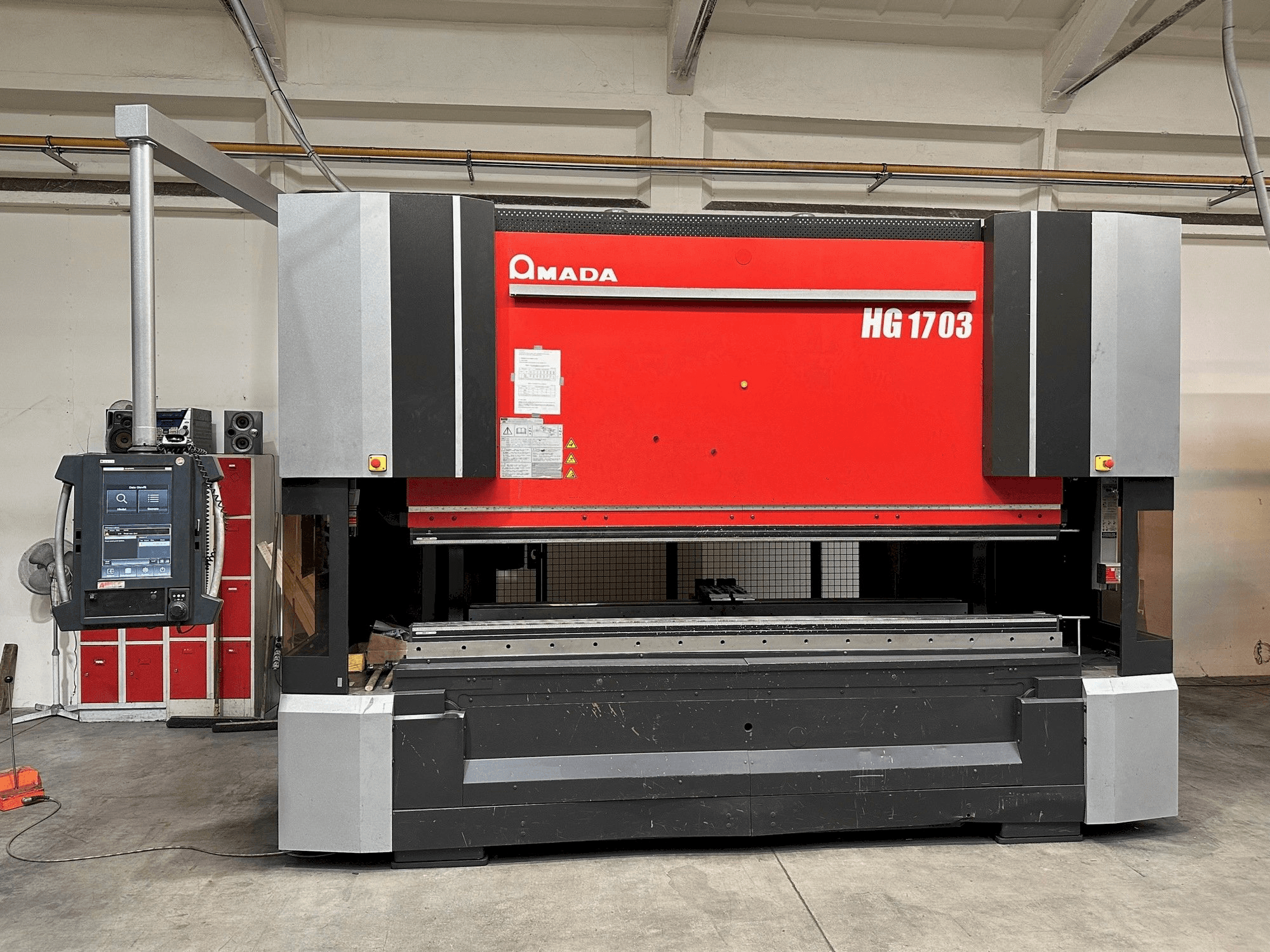 Čelní pohled na AMADA HG-1703 stroj