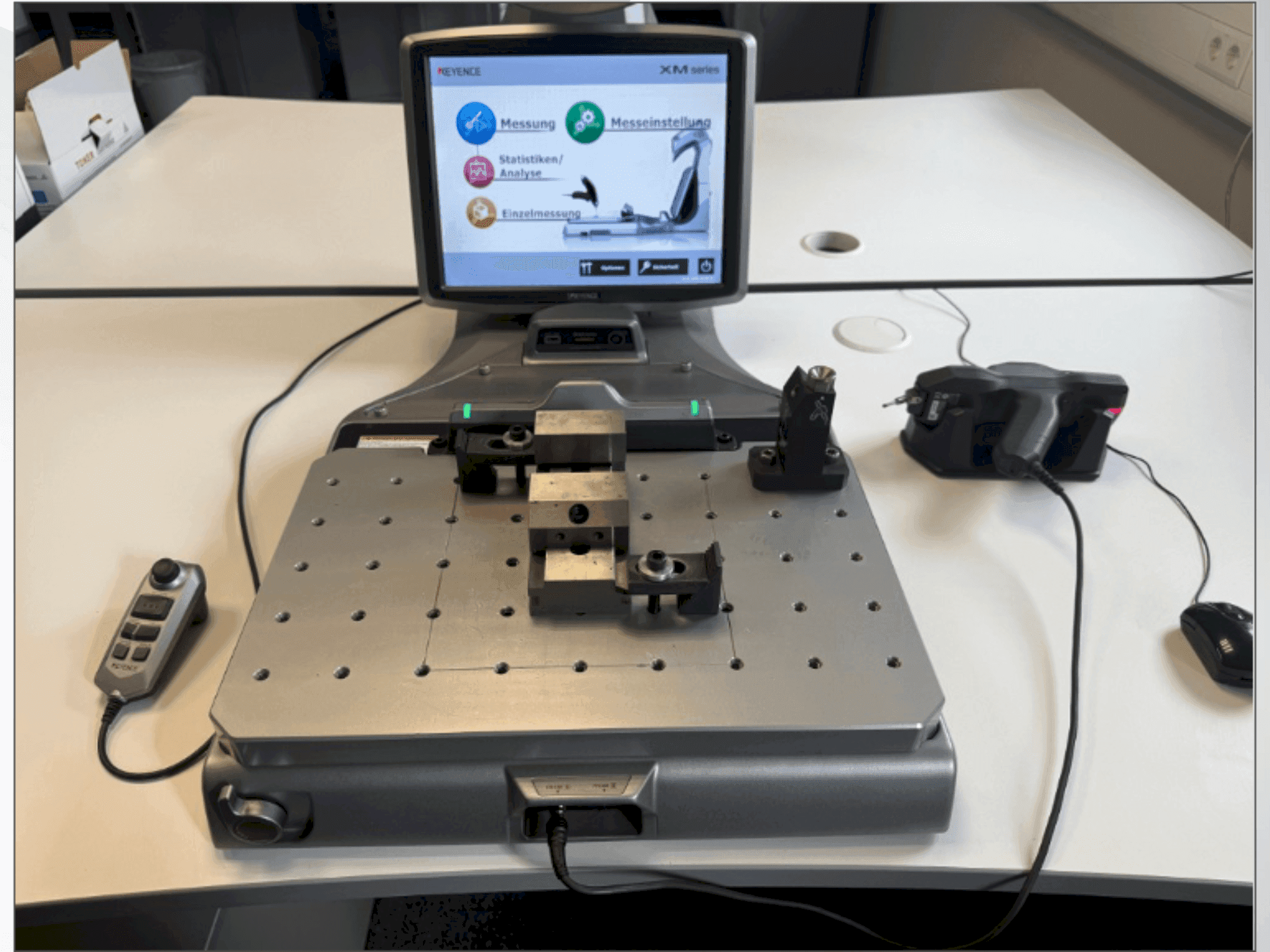 Čelní pohled na KEYENCE XM-1200 stroj