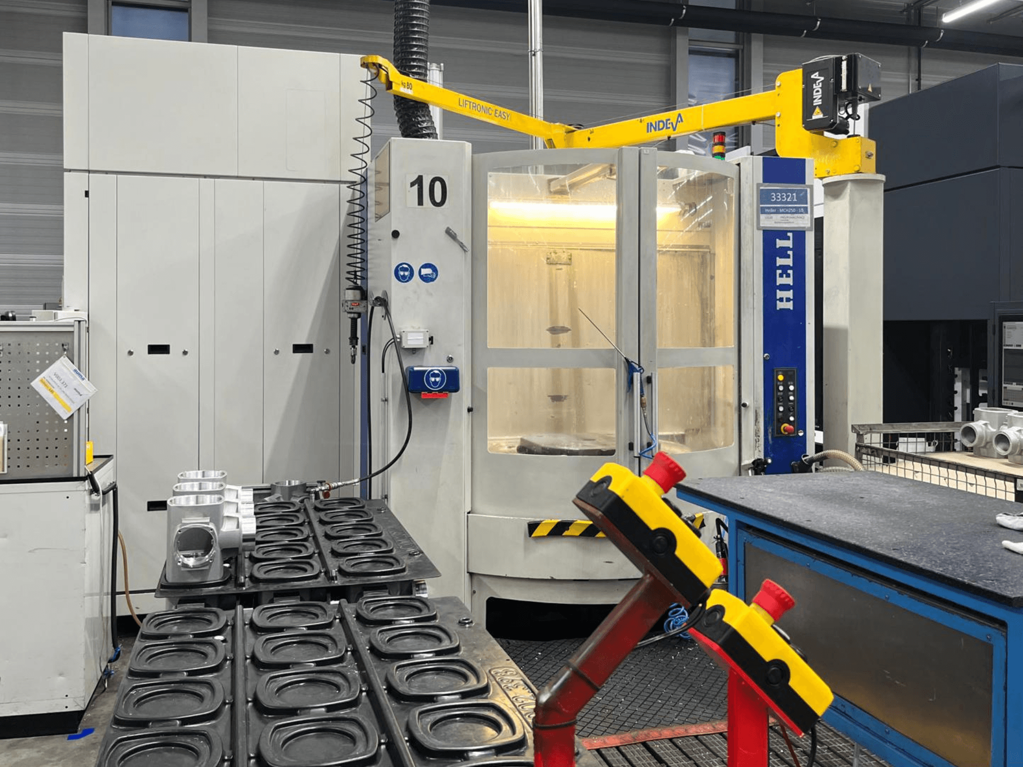 Horizontální obráběcí centrum HELLER MCH 250 v čelním pohledu, s viditelnými hliníkovými díly a ovládacími tlačítky na boku.