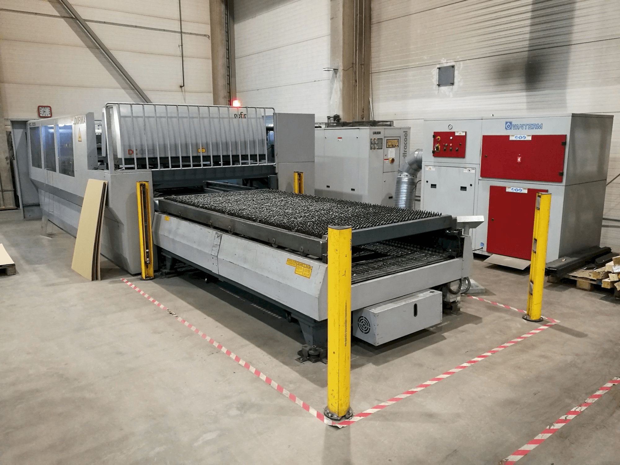 Levý boční pohled na Durma HDL 3015 stroj