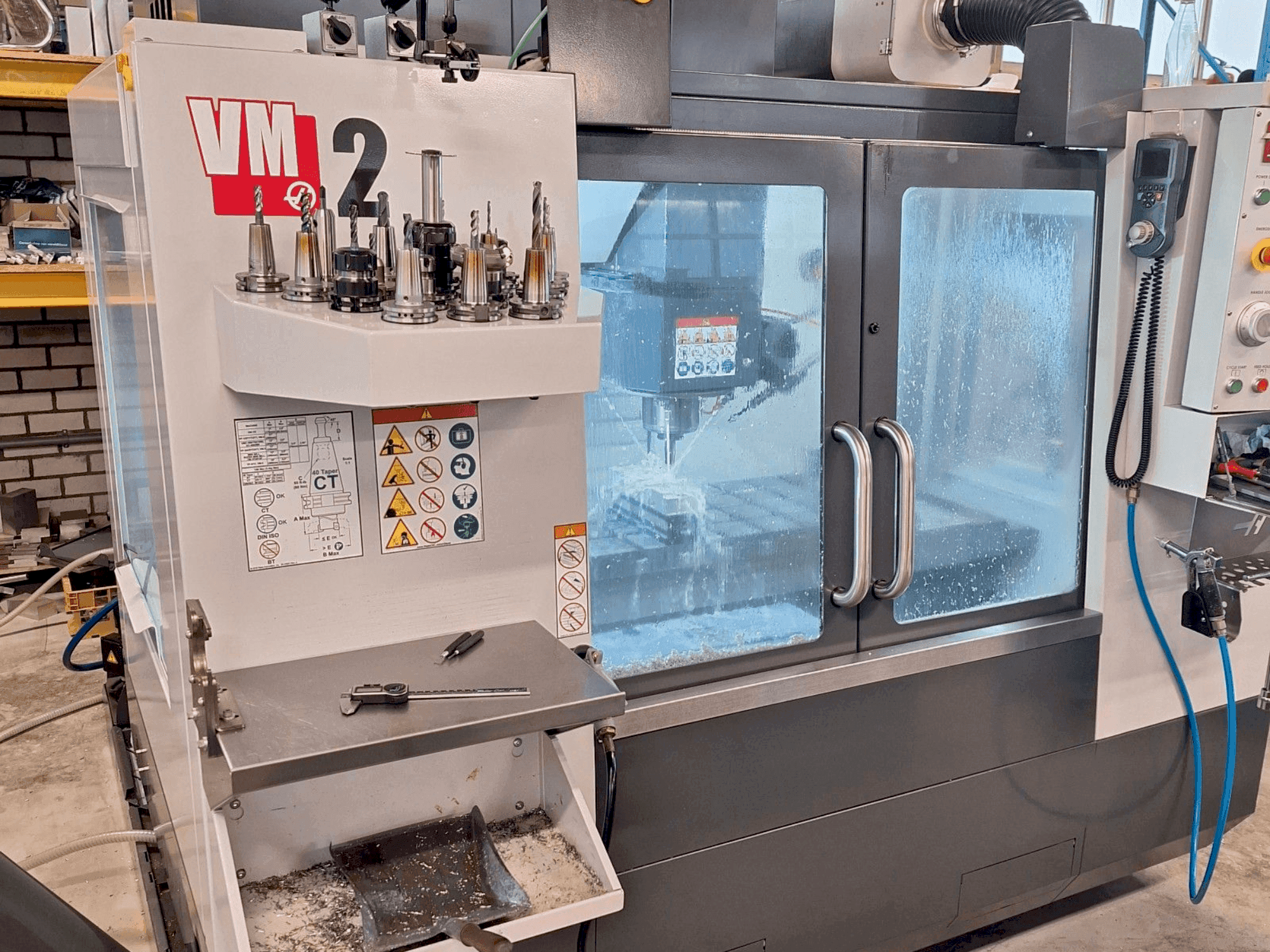 Čelní pohled na HAAS VM-2 stroj