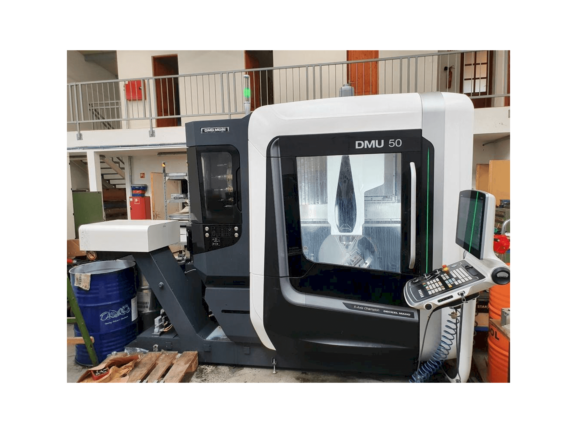 Čelní pohled na DMG MORI DMU 50 stroj