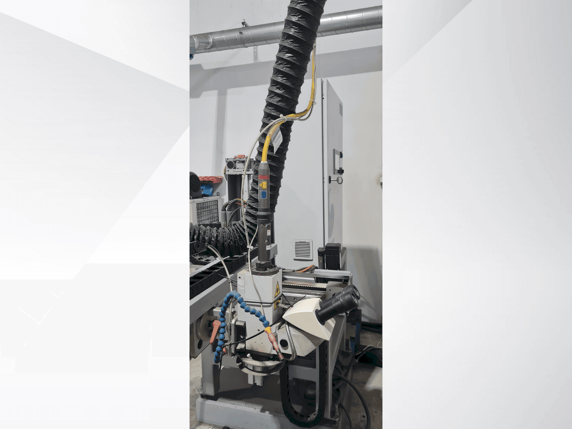 Čelní pohled na TRUMPF TRUPULSE 304 stroj