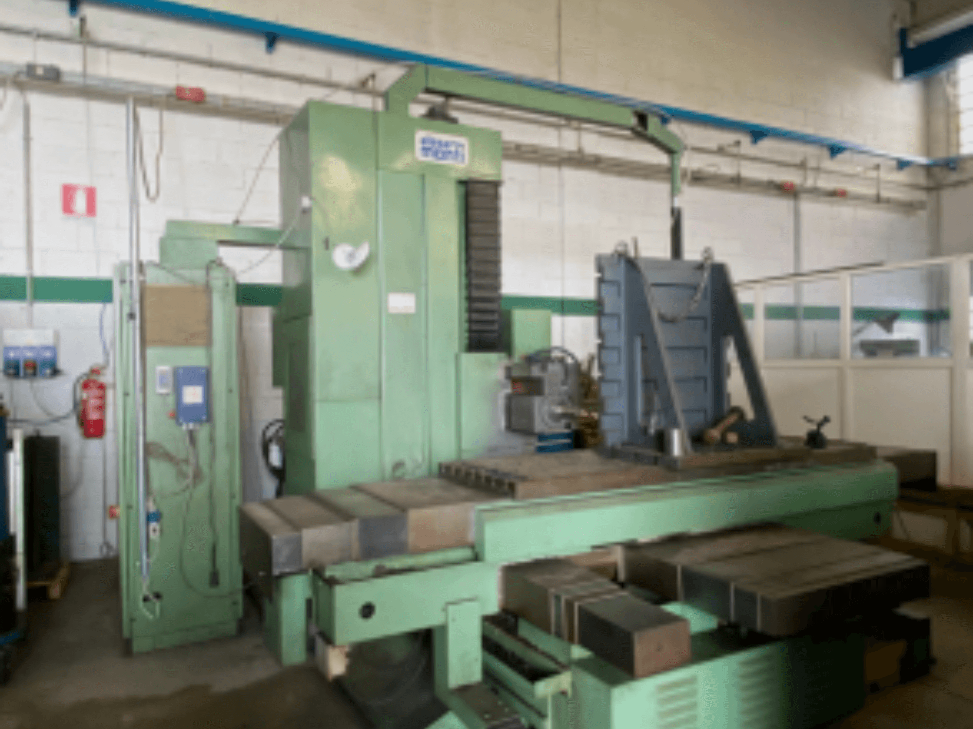 Horizontální obráběcí centrum Alesa Monti MAF45 v dílně, boční pohled ukazuje ovládací panel a velký pracovní stůl.