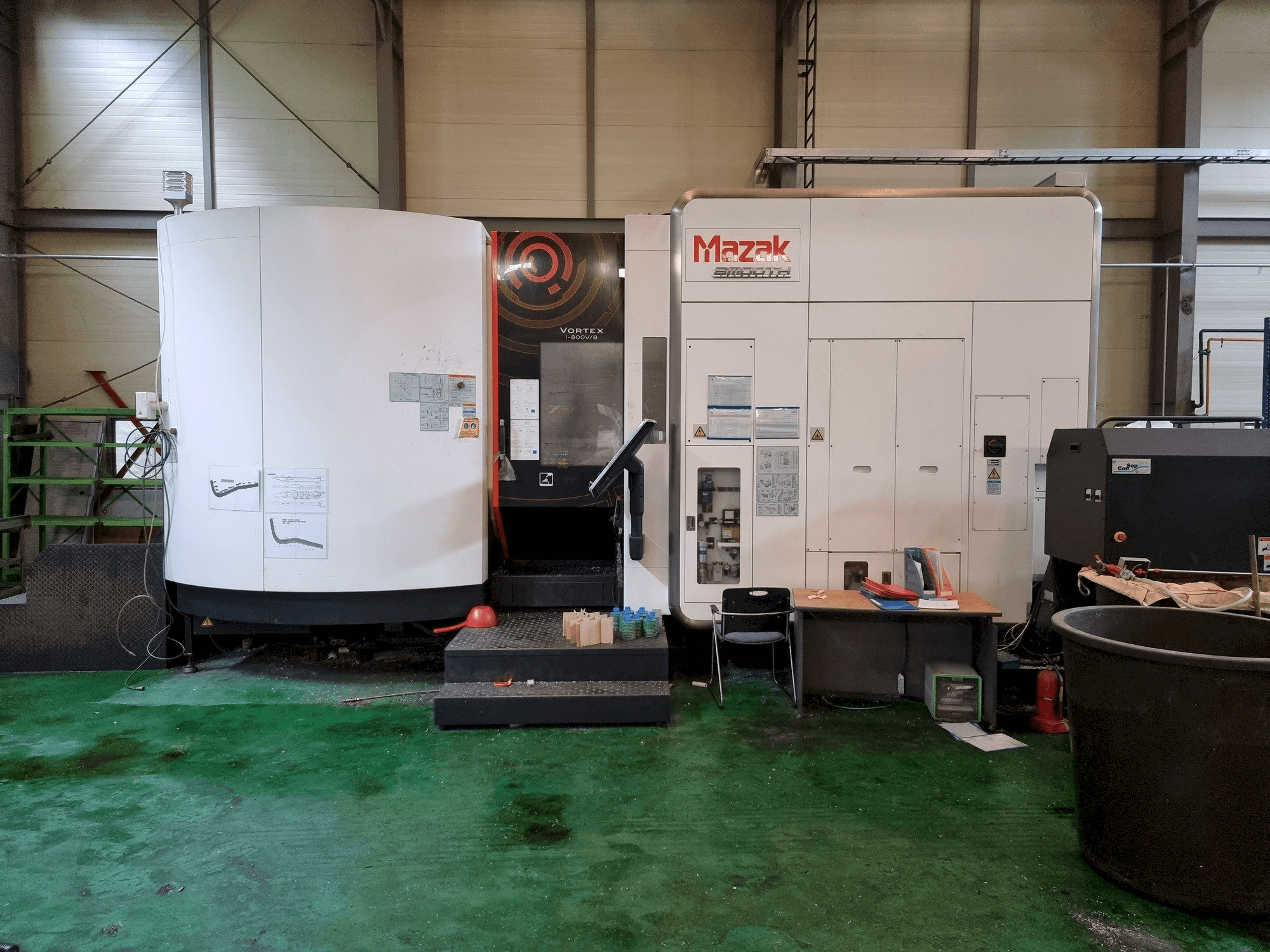 Čelní pohled na Mazak VORTEX i-800V/8 stroj