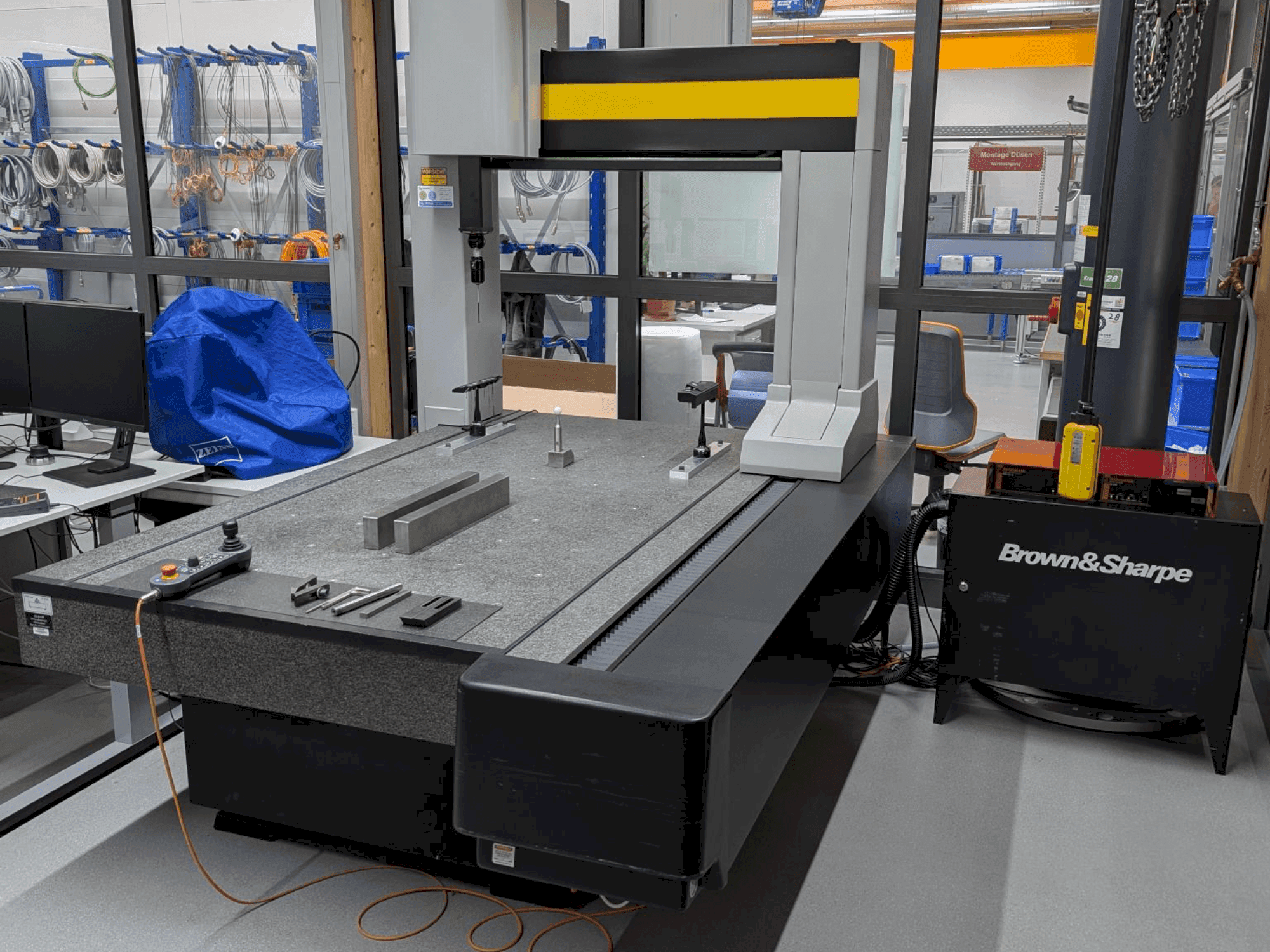 Čelní pohled na BROWN & SHARPE Chameleon stroj