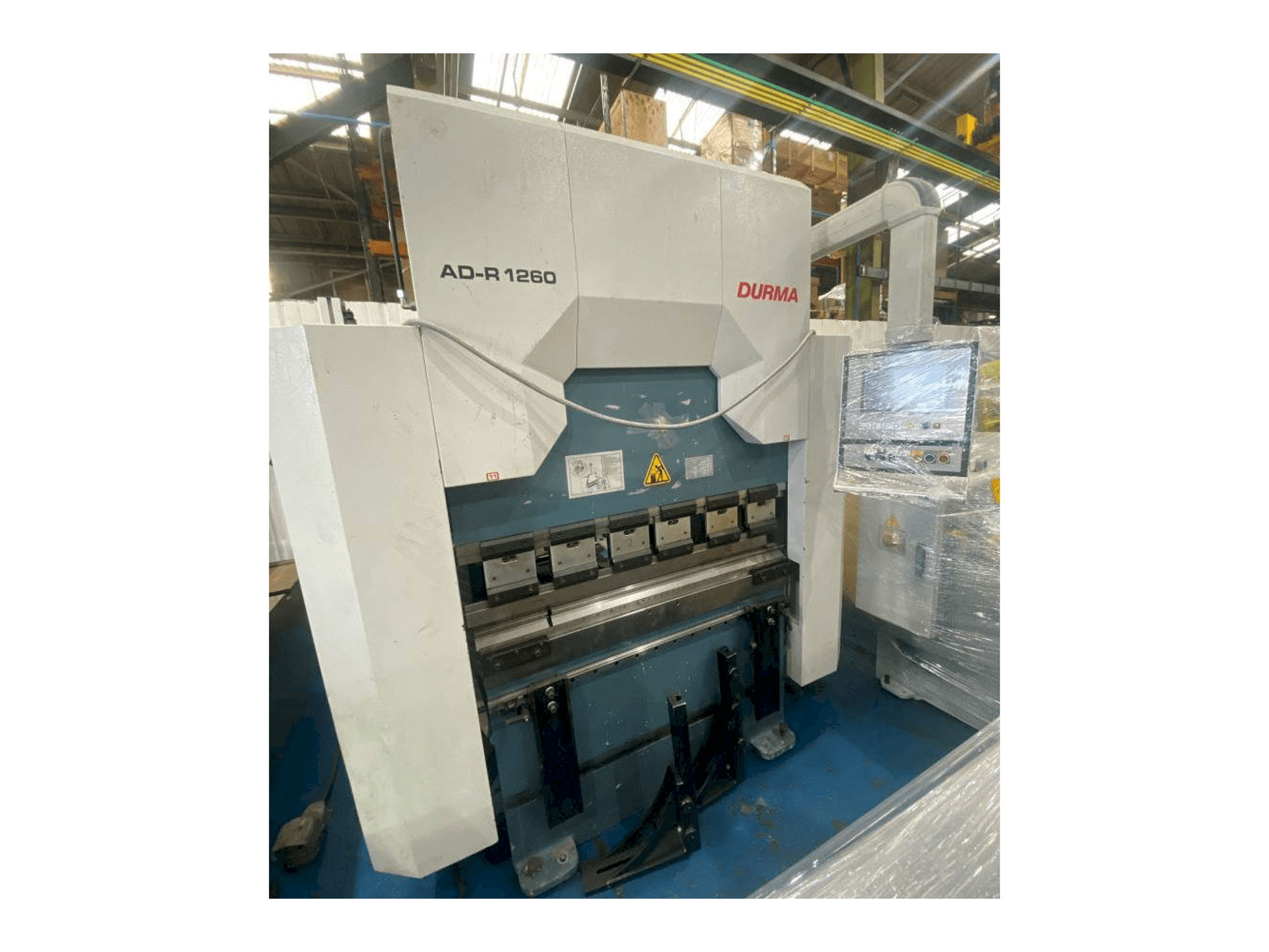 Čelní pohled na Durma AD-R 1260 stroj