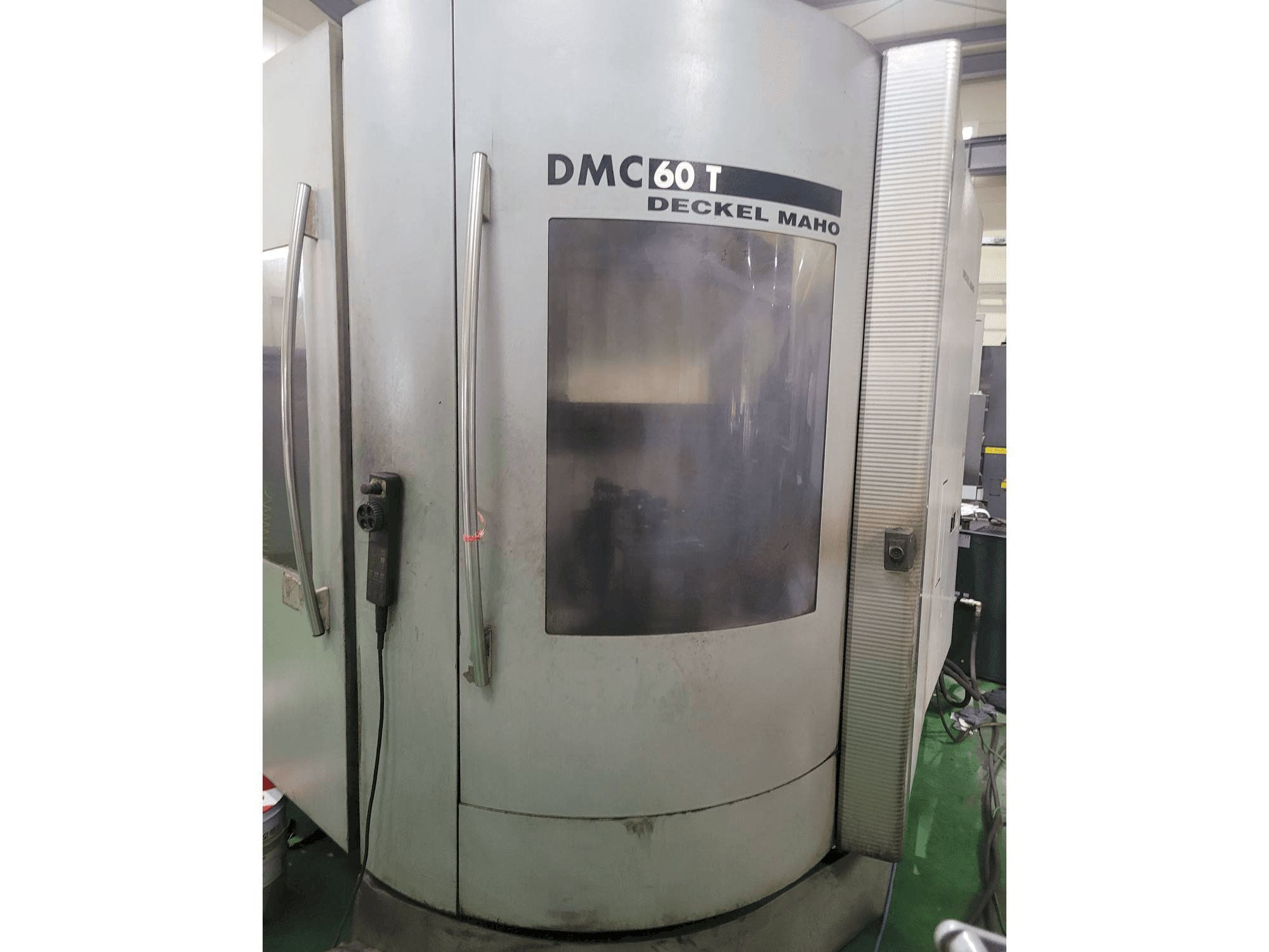 Čelní pohled na DECKEL MAHO DMC 60 T stroj