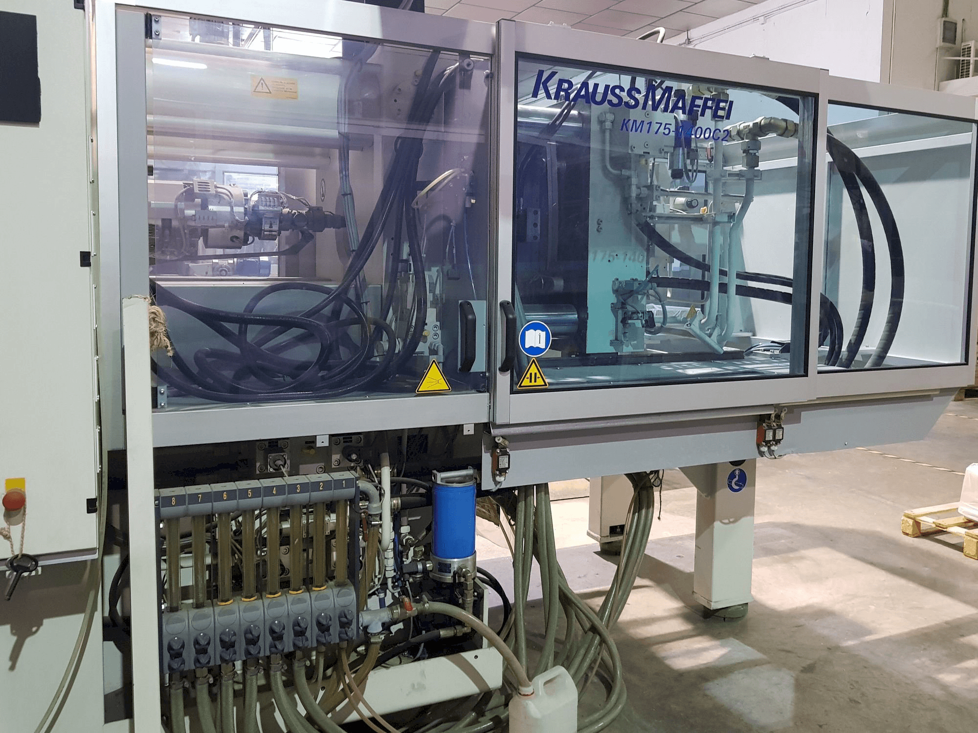Čelní pohled na Krauss Maffei 175-1400 C2 stroj