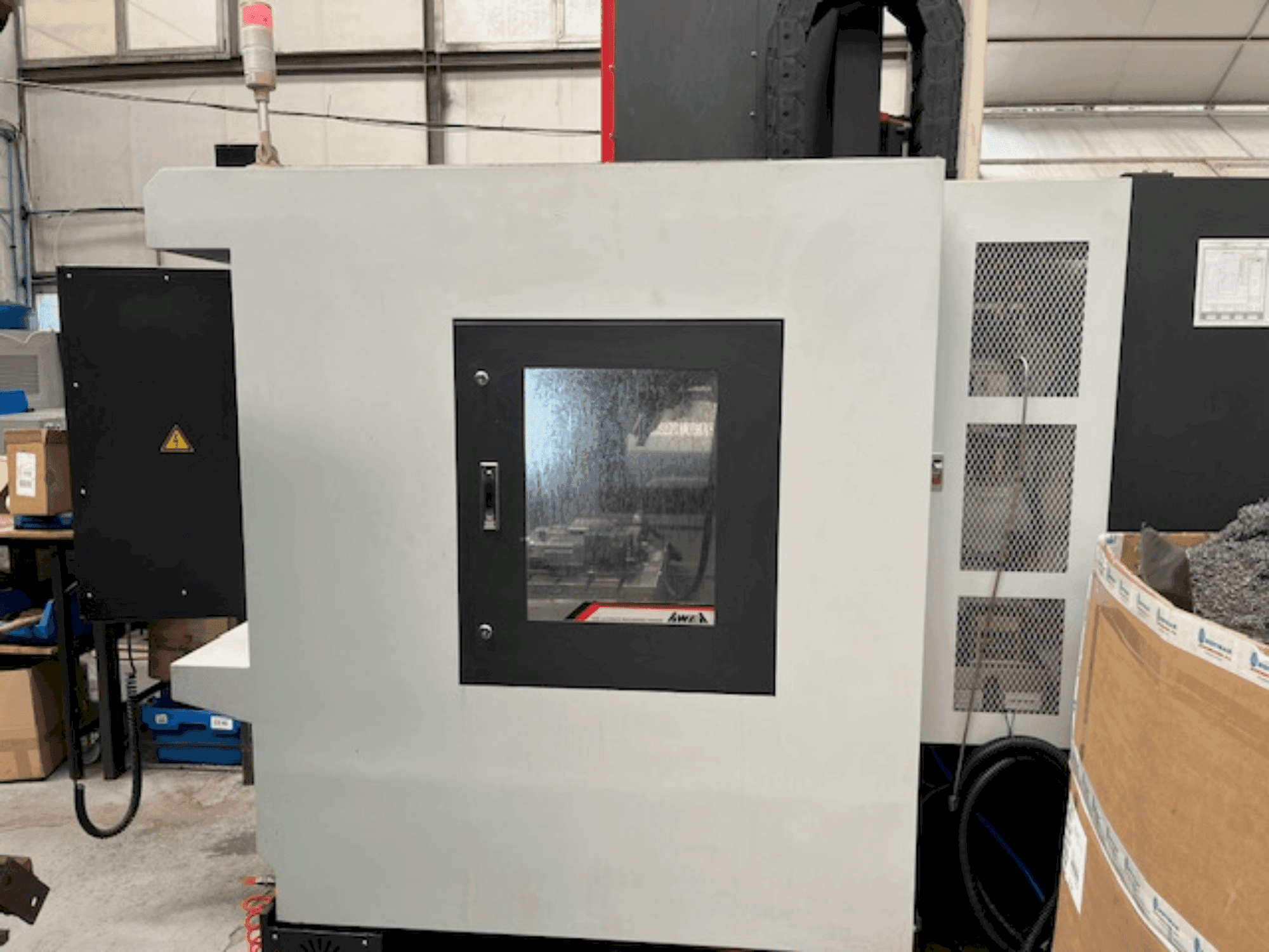 Čelní pohled na AWEA AF-650 stroj