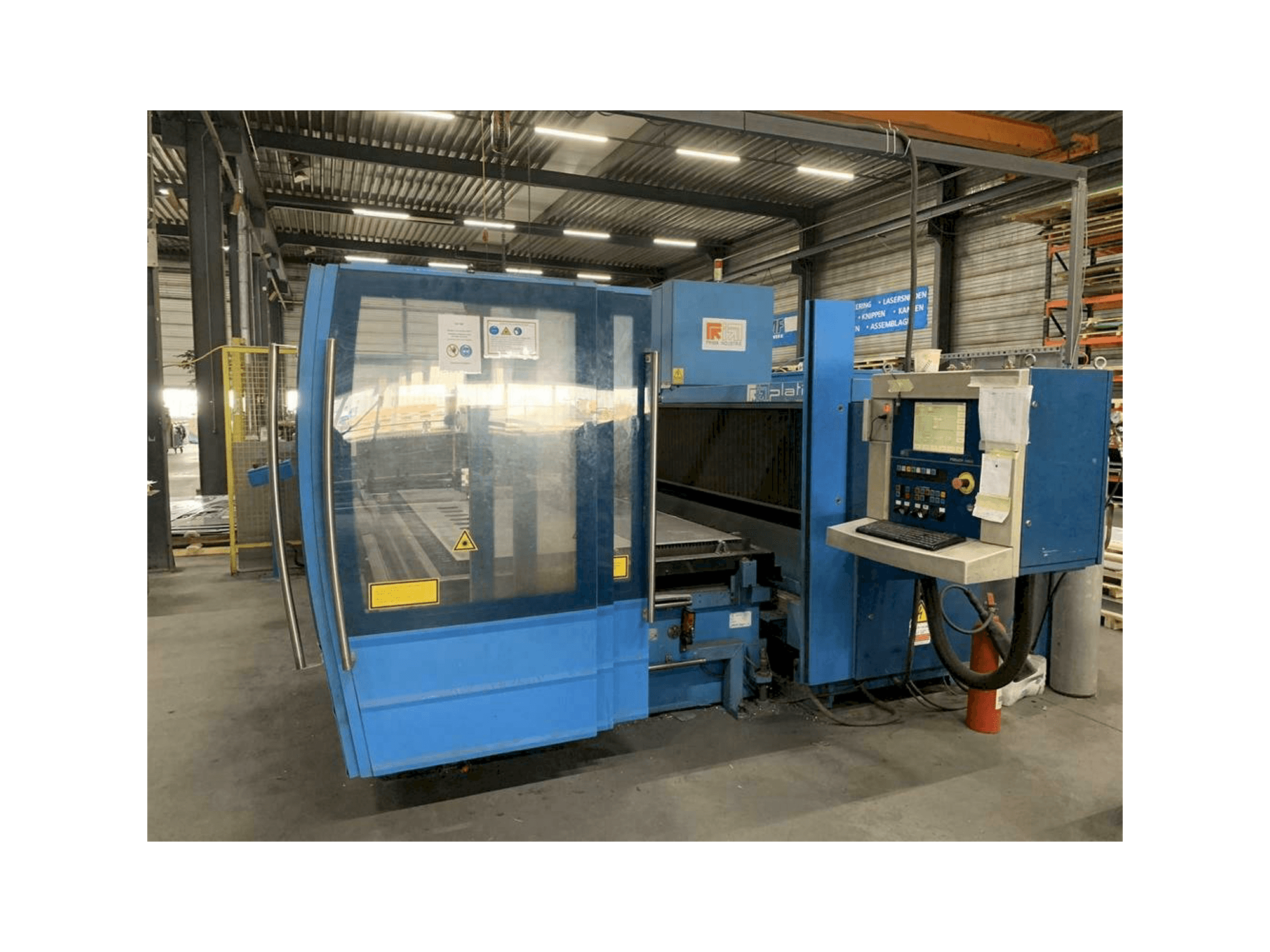 Čelní pohled na Prima Power Platino 1530 stroj