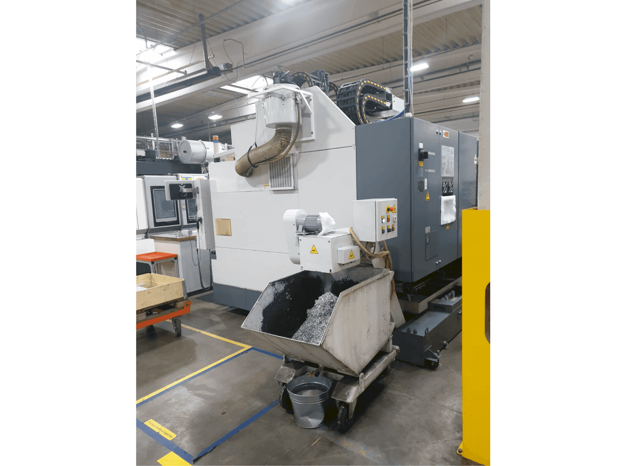 Čelní pohled na Okuma MB-66VA stroj