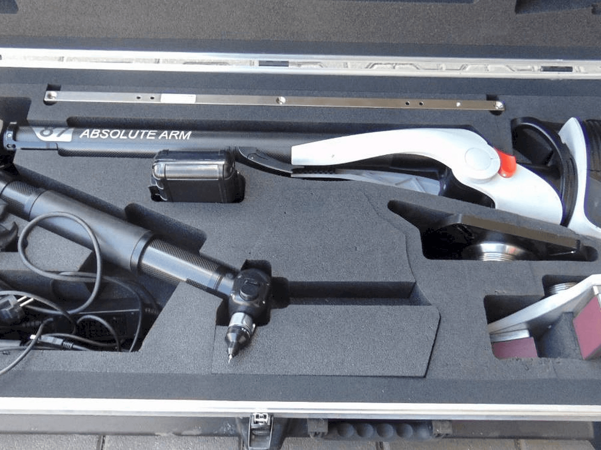 Čelní pohled na Hexagon RA8 V1 stroj