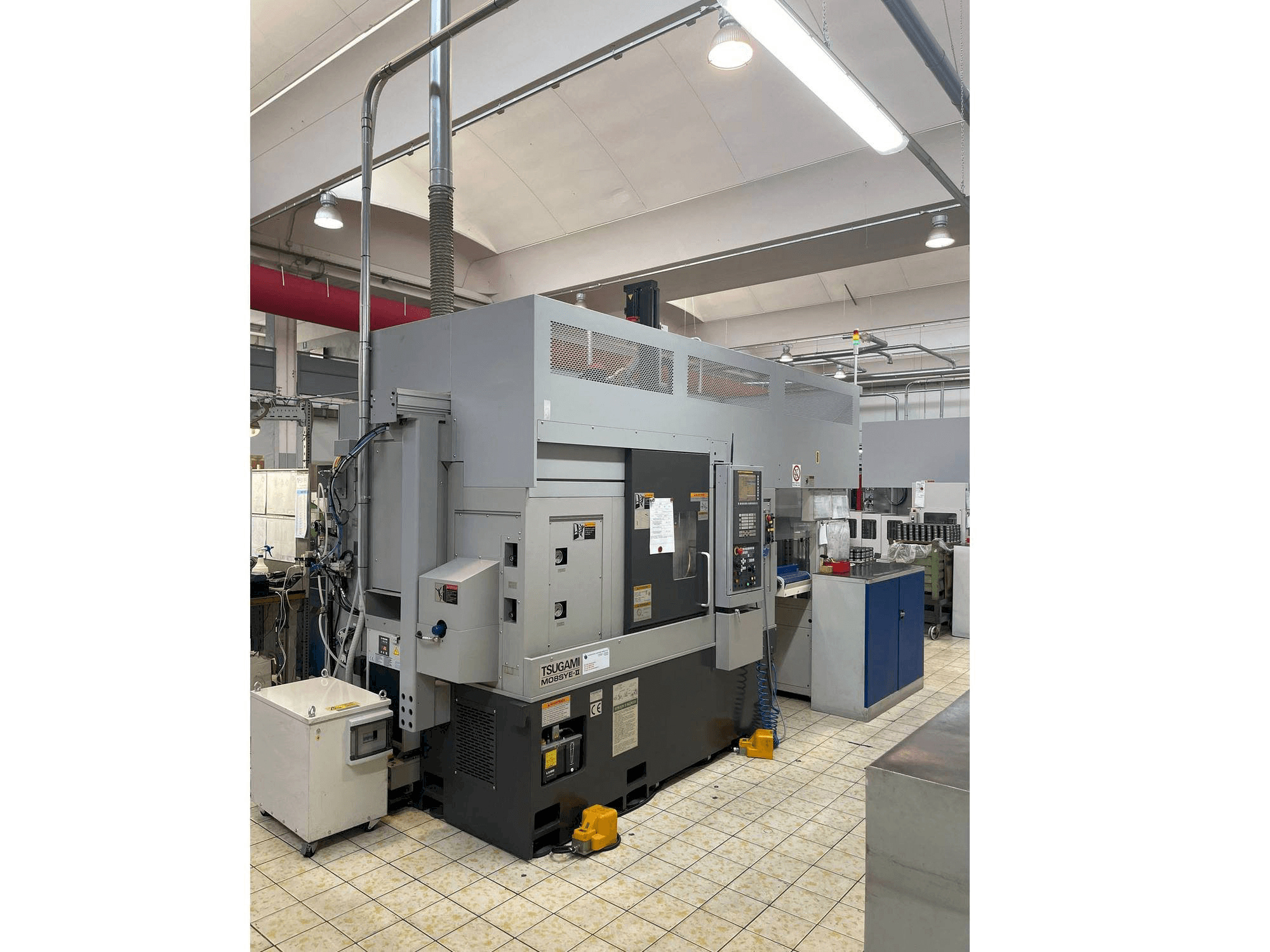 Čelní pohled na TSUGAMI M08SYE-II stroj