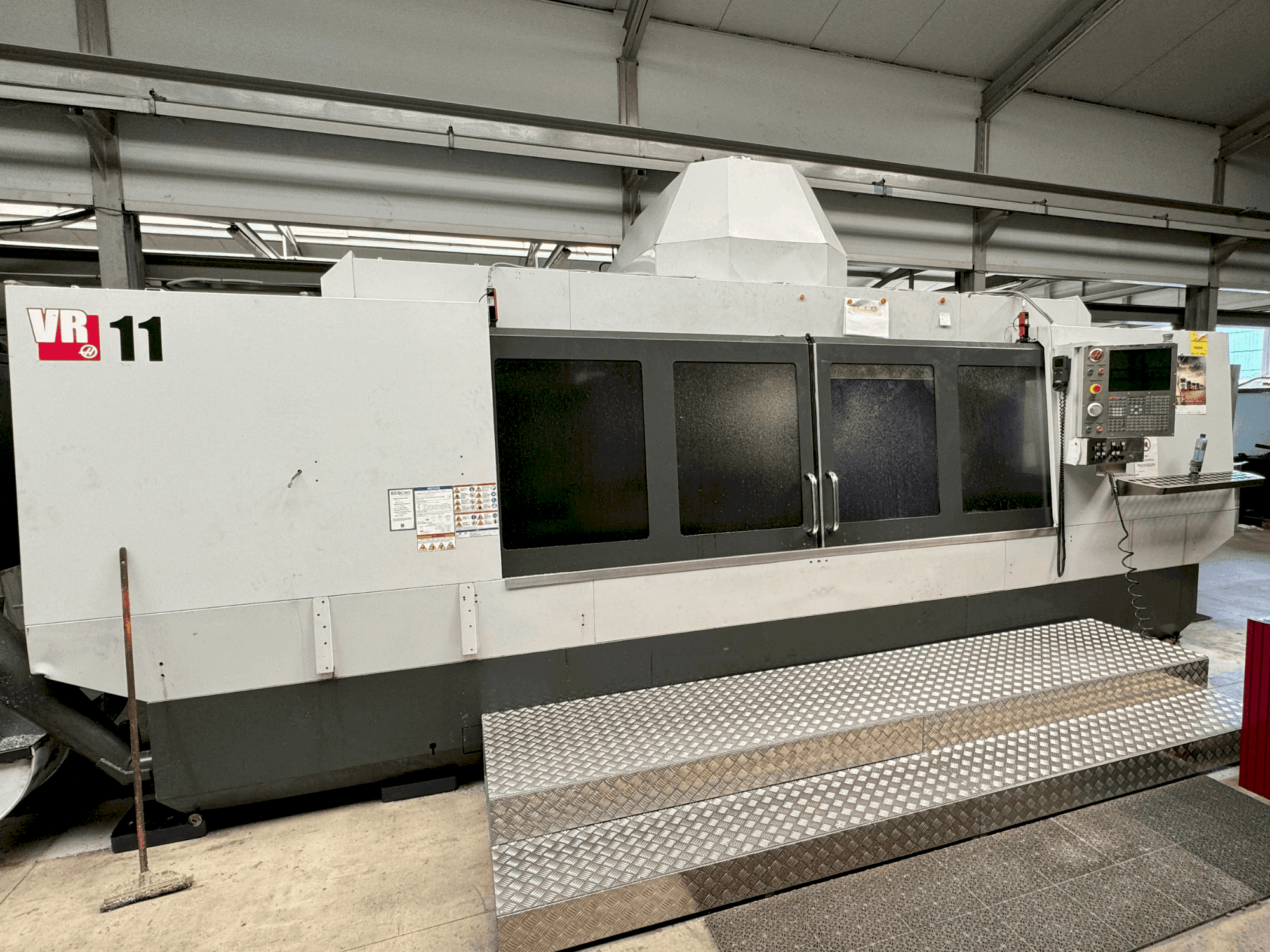 Čelní pohled na HAAS VR-11 stroj