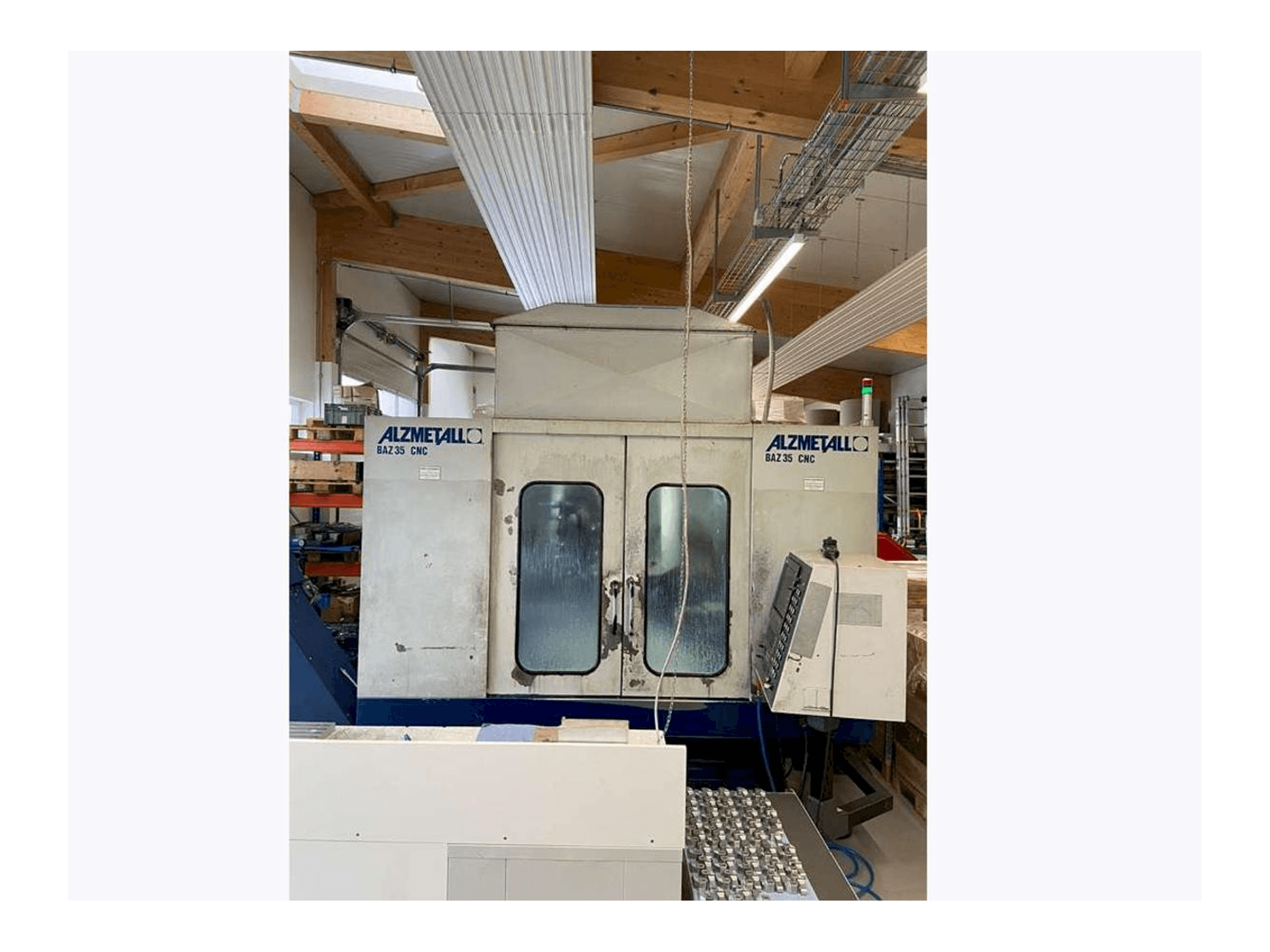 Čelní pohled na Alzmetall CNC BAZ 35 stroj