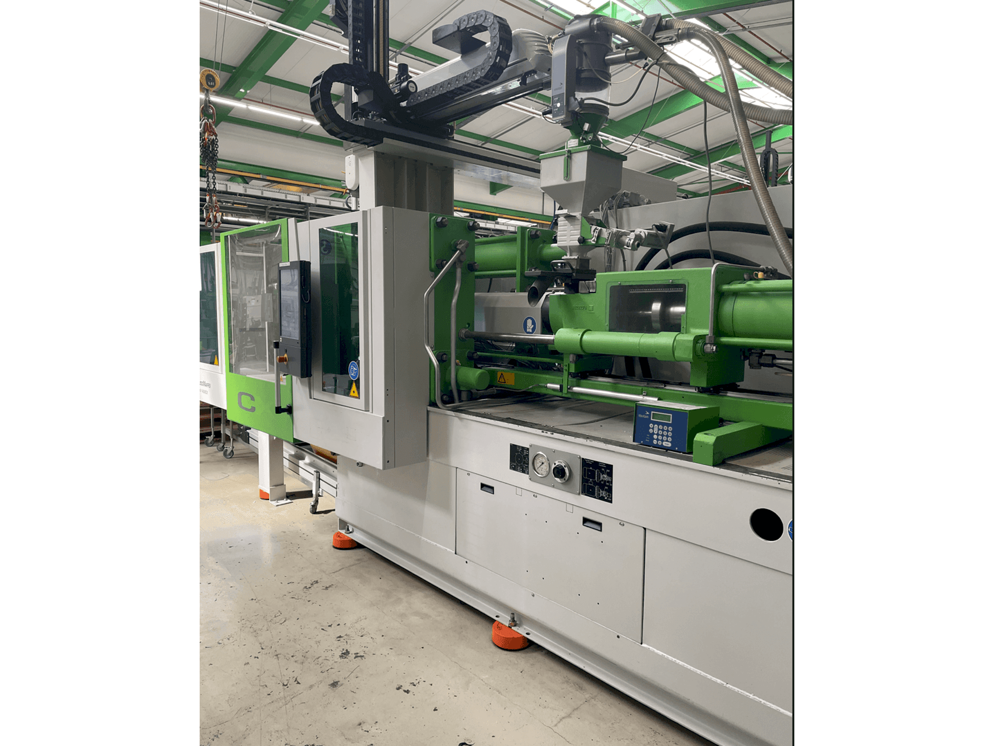 Čelní pohled na Krauss Maffei KM 200-1400CM stroj