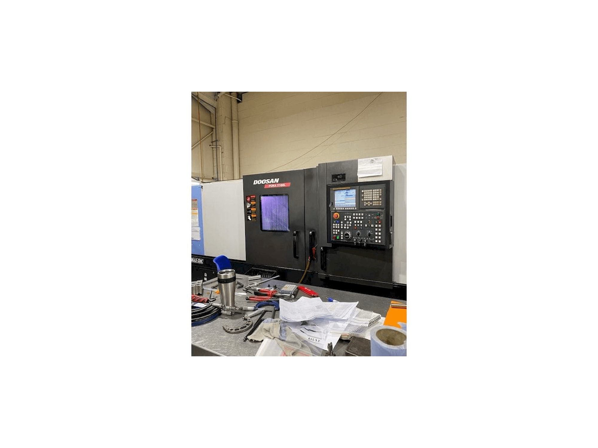 Čelní pohled na Doosan Puma 3100L stroj