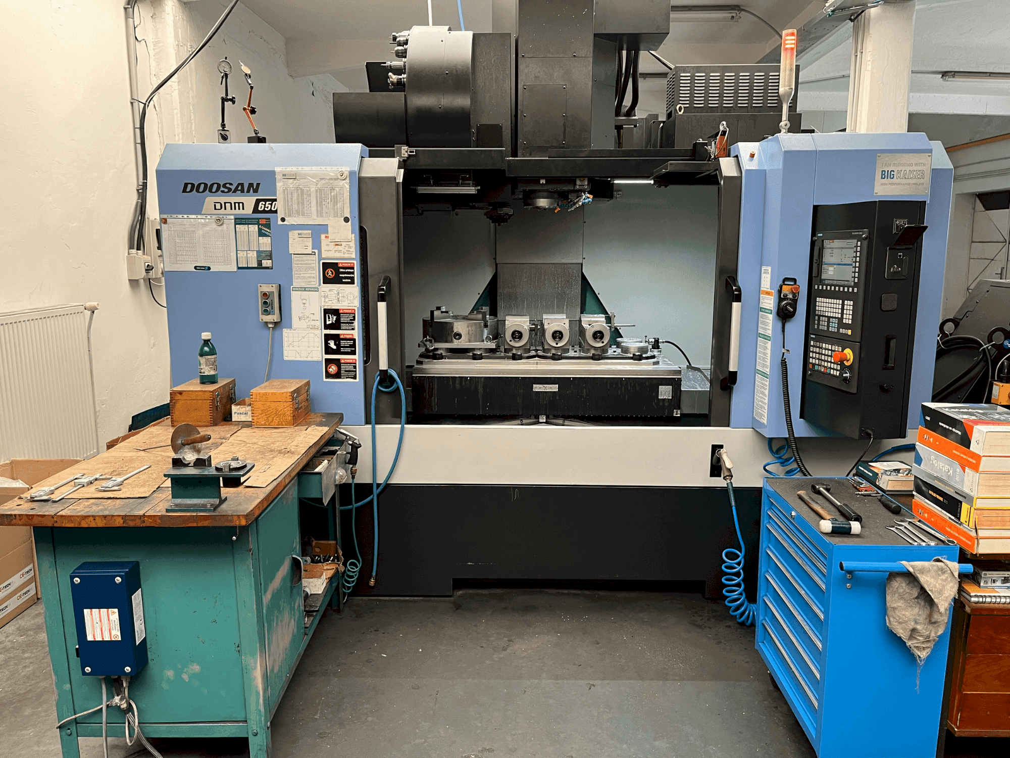 Čelní pohled na DOOSAN DNM 650 II stroj