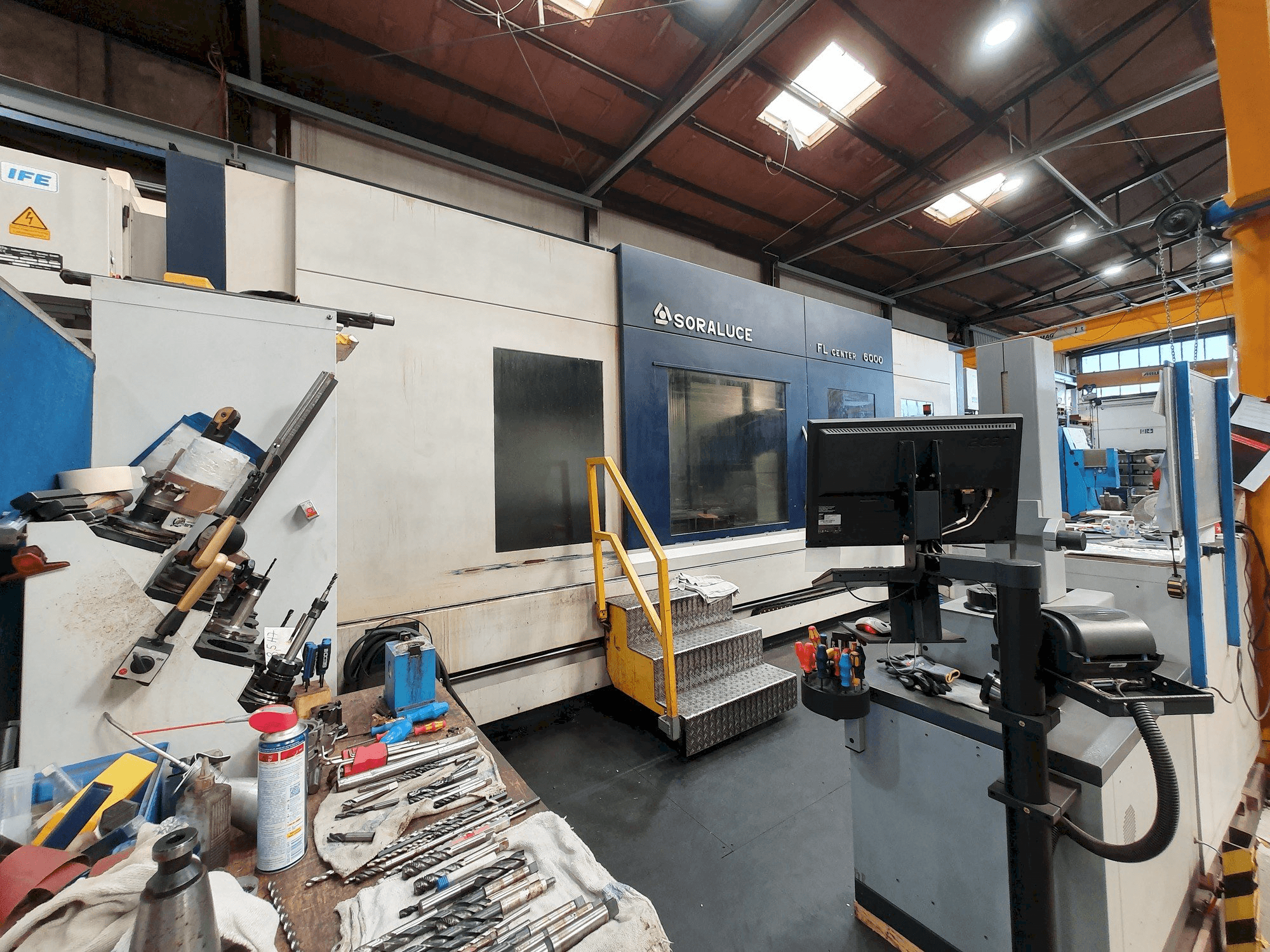 Čelní pohled na Soraluce FL 6000 stroj