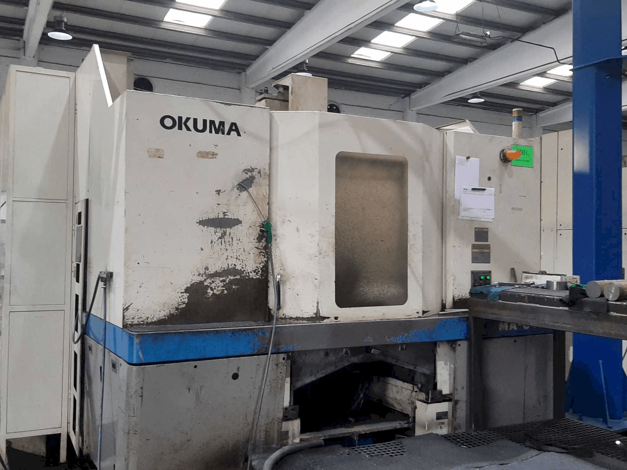 Čelní pohled na Okuma MA-60HB stroj