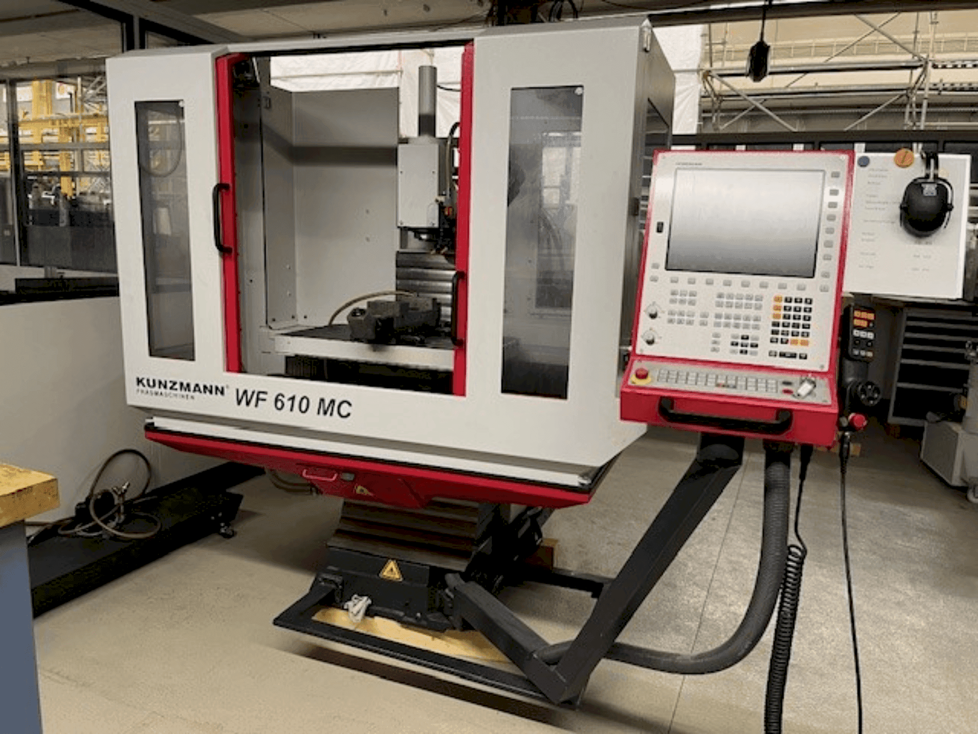 Čelní pohled na KUNZMANN WF 610MC stroj