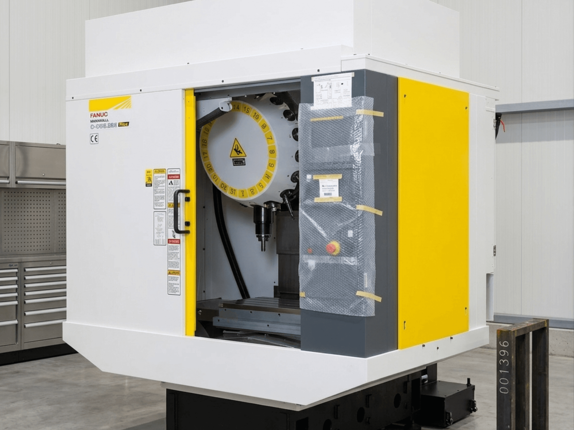 Vertikální obráběcí centrum FANUC Robodrill D21MIB 5ADV Plus, čelní pohled na ovládací panel a oblast vřetena.