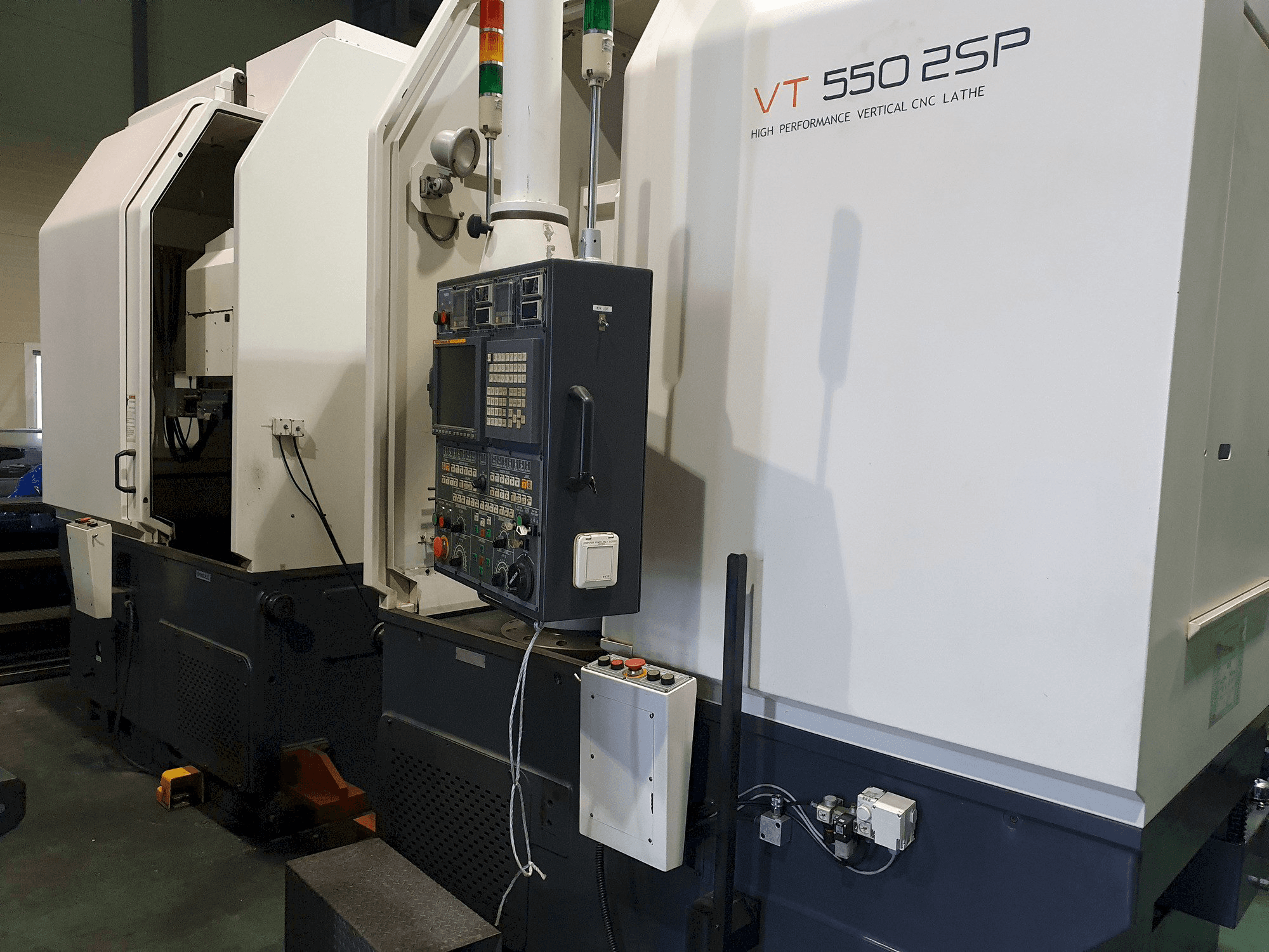 Čelní pohled na HWACHEON VT-500 2SP stroj