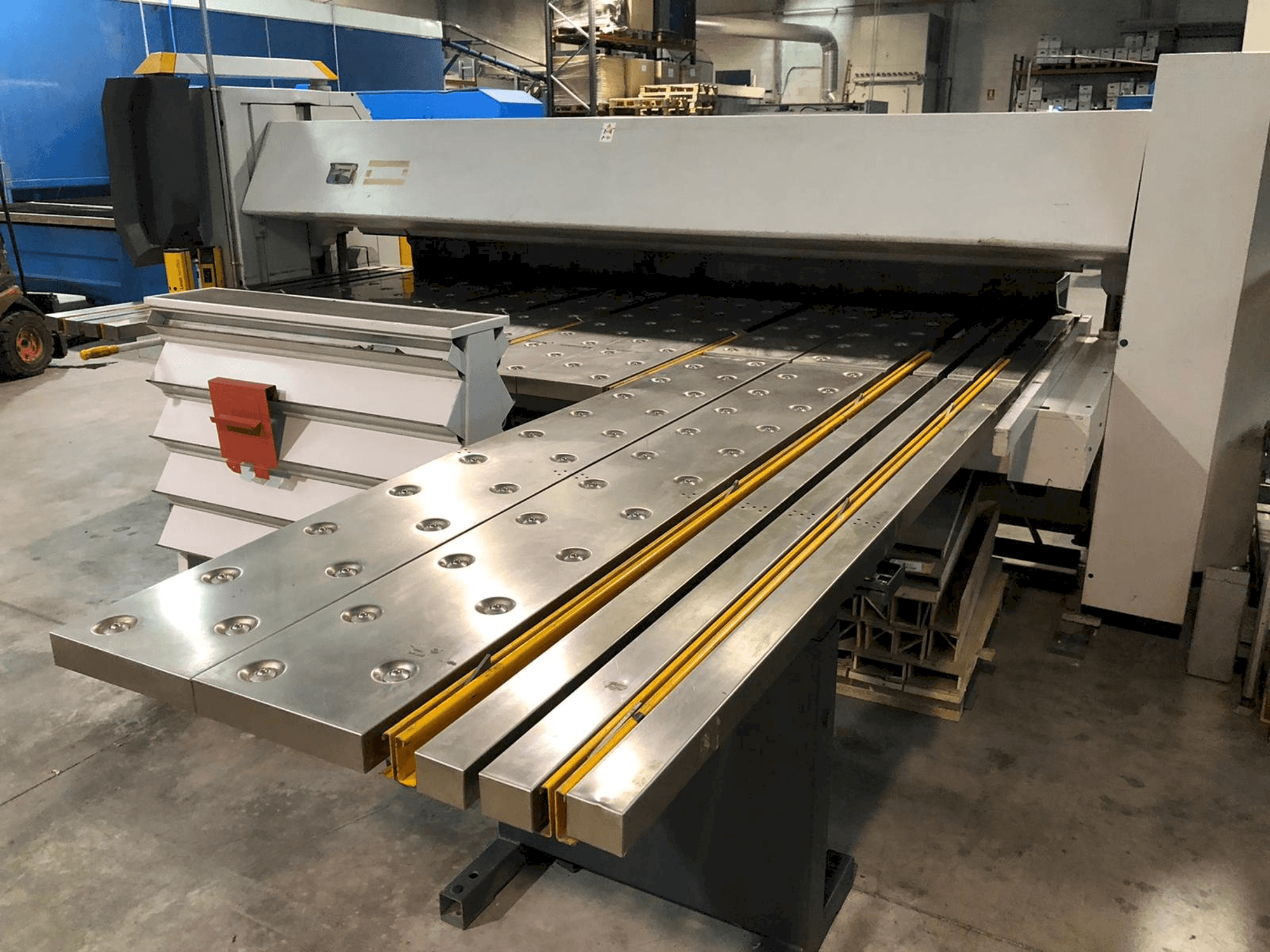 Čelní pohled na RAS Flexibend 73.30 stroj