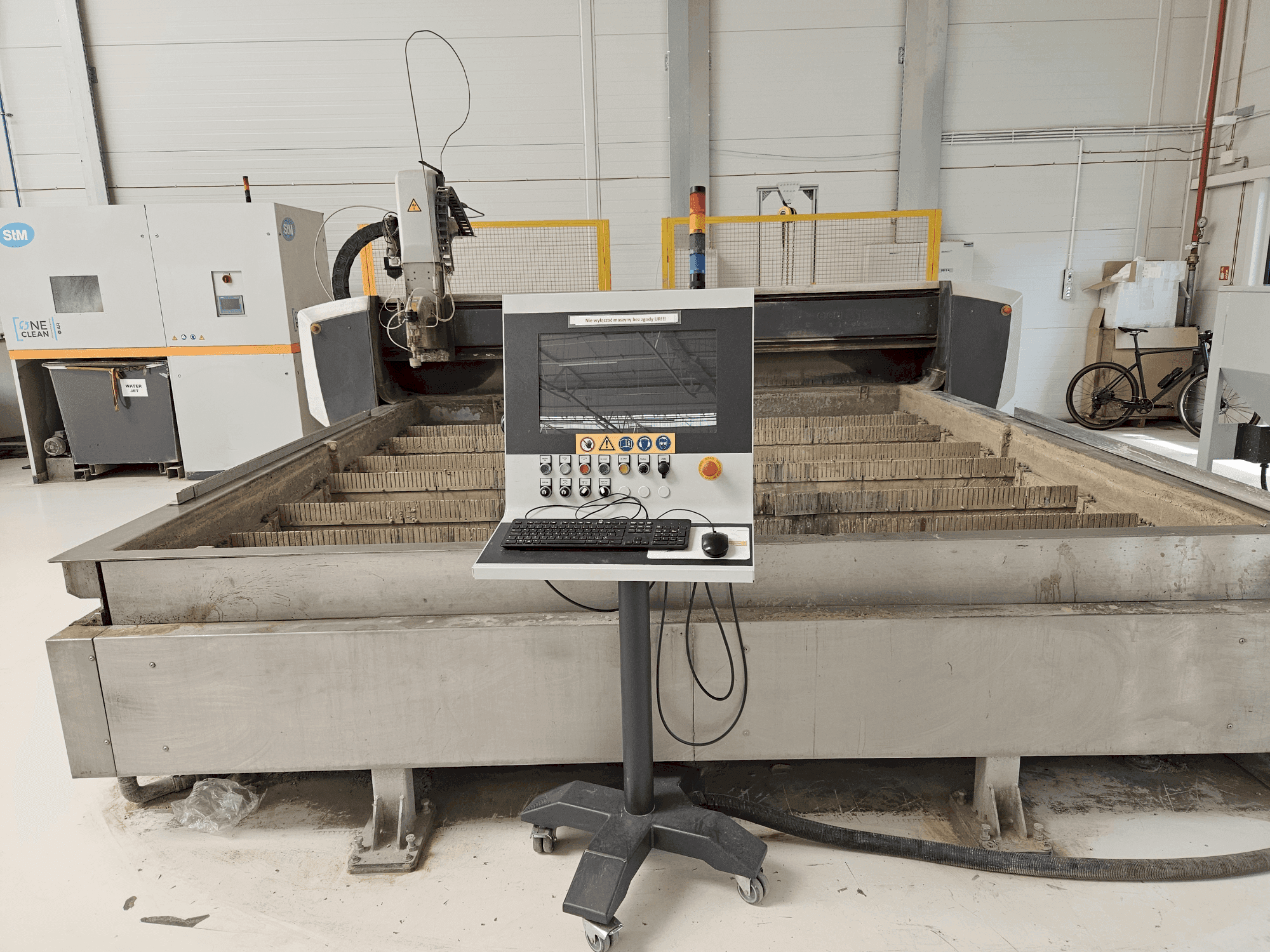 Čelní pohled na STM WS3030 Wanne 4.2 stroj