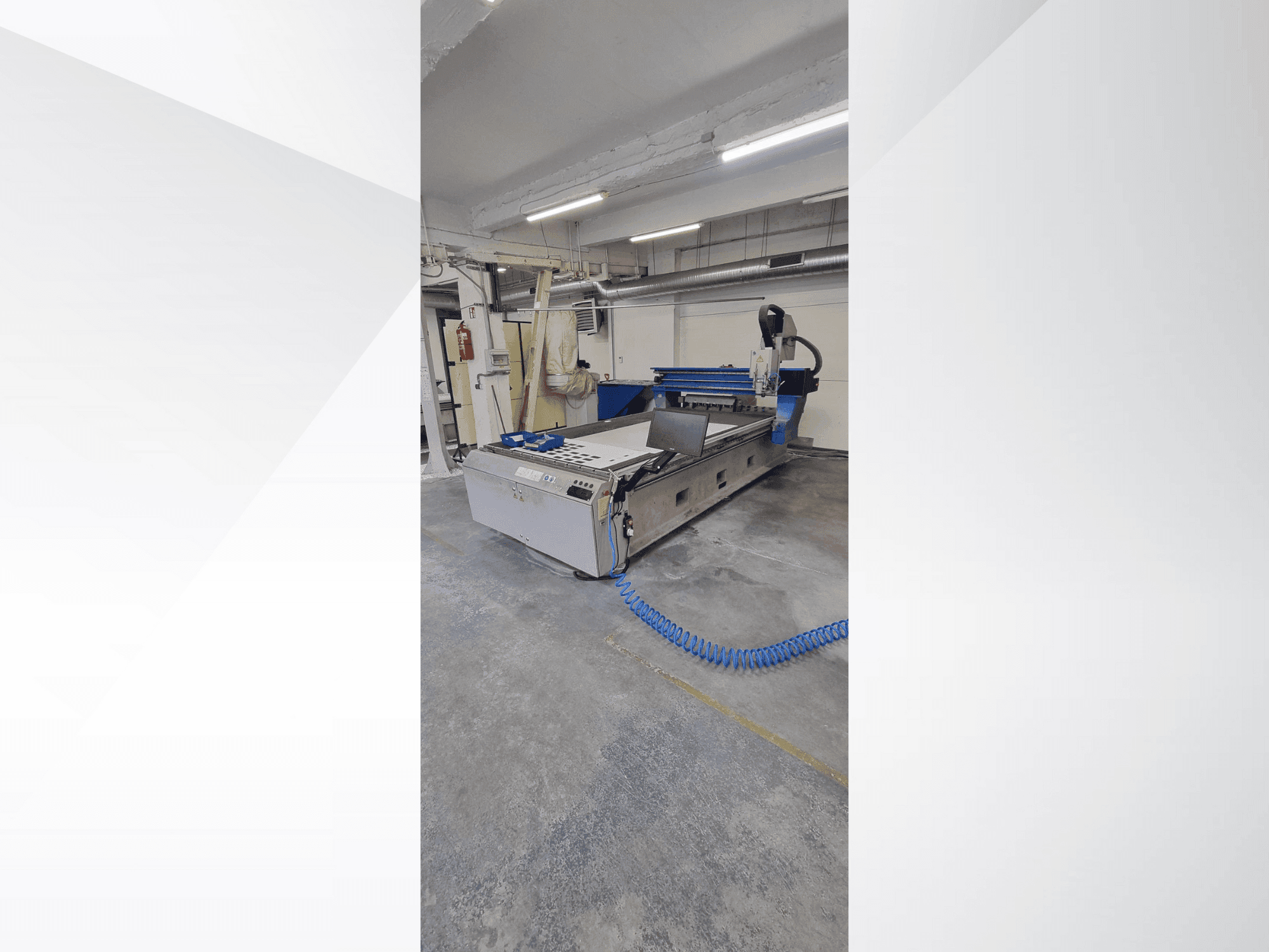 Čelní pohled na MECANUMERIC Mecapro 3015 stroj